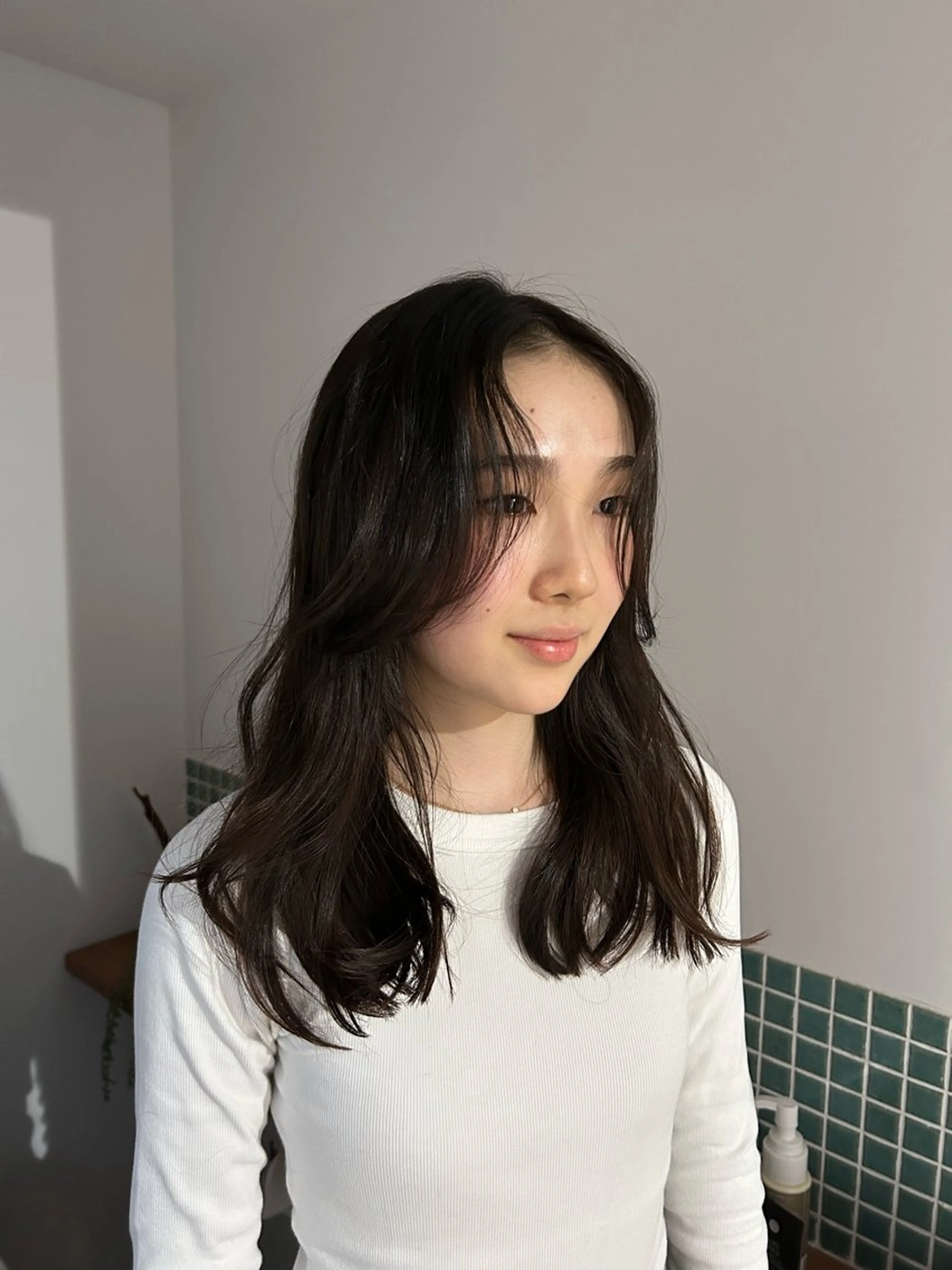 セミロング カット 岡田 知佳のヘアスタイル