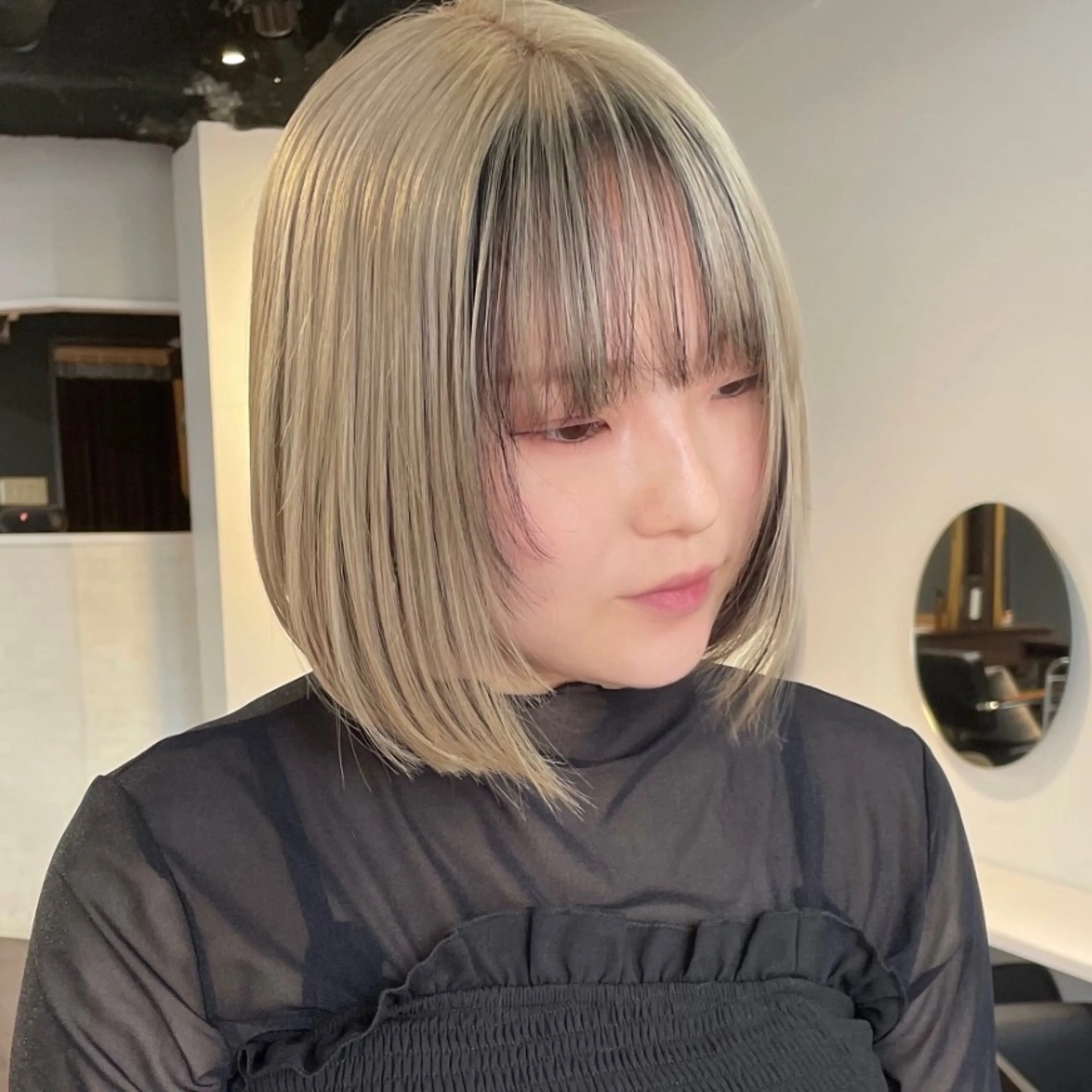 ミディアム カラー ヘアアレンジ ミストバング ベージュカラー ブリーチ ブロンド ブロンドベージュ mao透明感カラー 似合わせヘアメイクのヘアスタイル