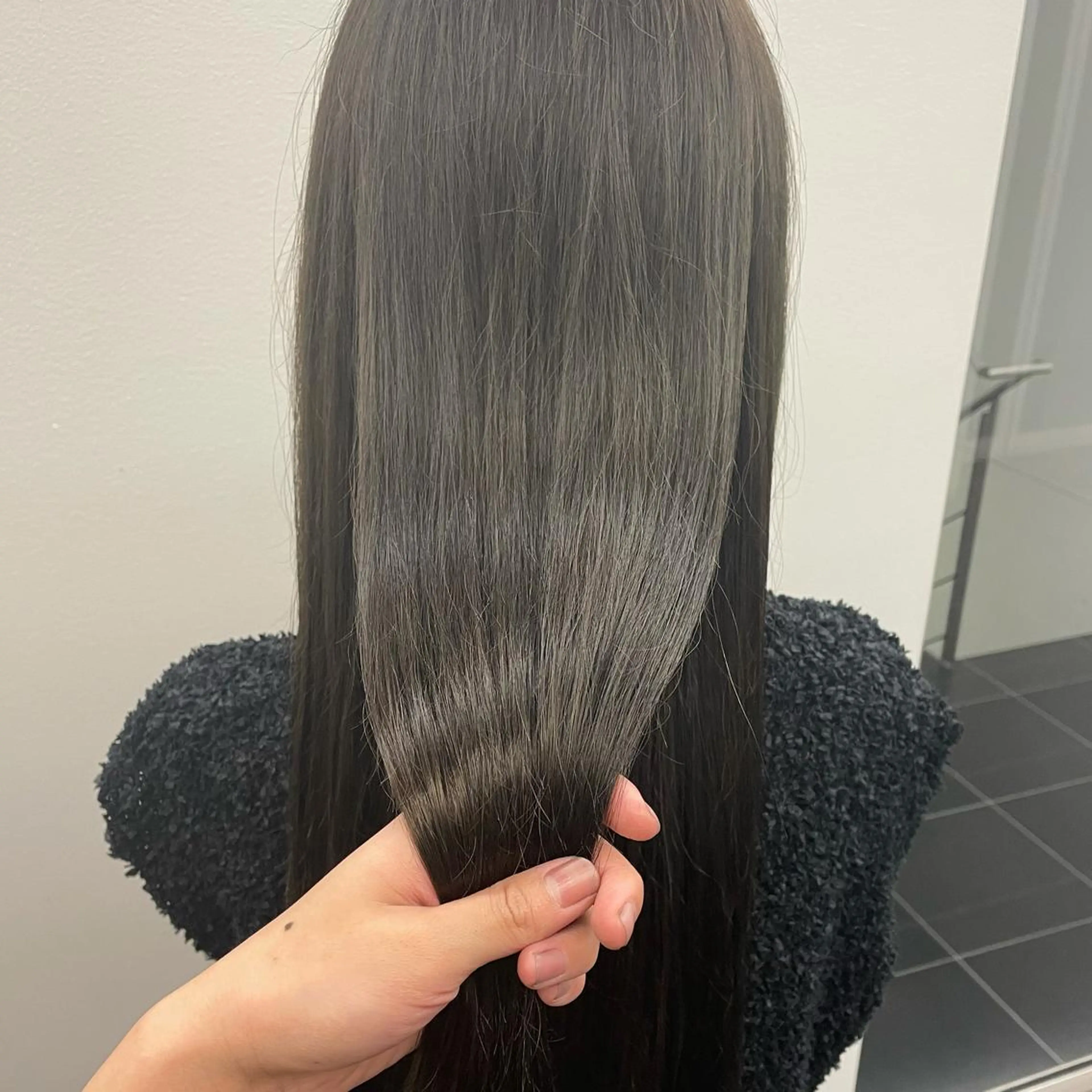 ロング カラー ブリーチ 透明感カラー グレージュ ブリーチなしカラー ひなた あゆみのヘアスタイル