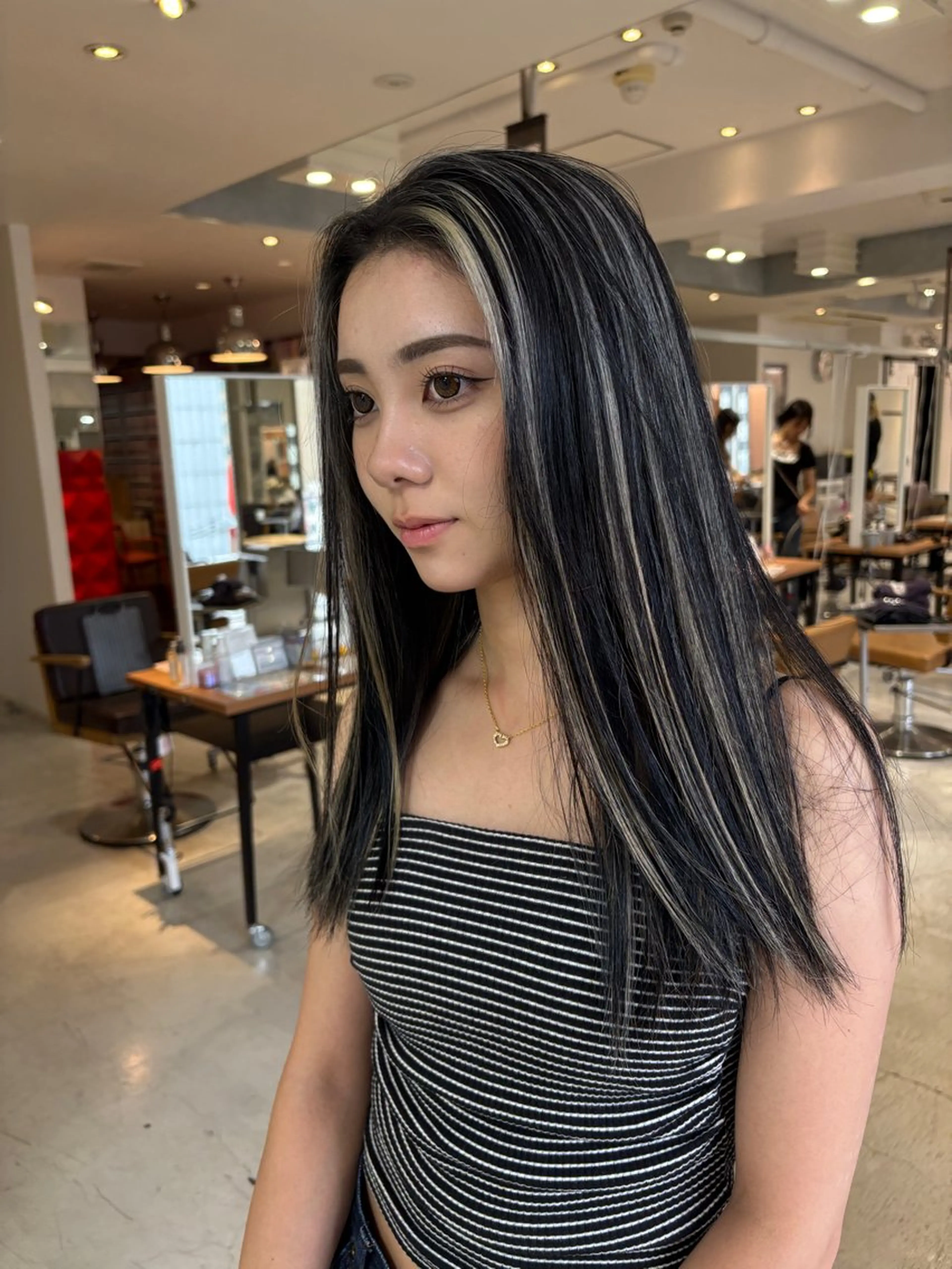セミロング カラー ヘアカラー トリートメント nameless髪質 改善ブリーチ心斎橋のヘアスタイル