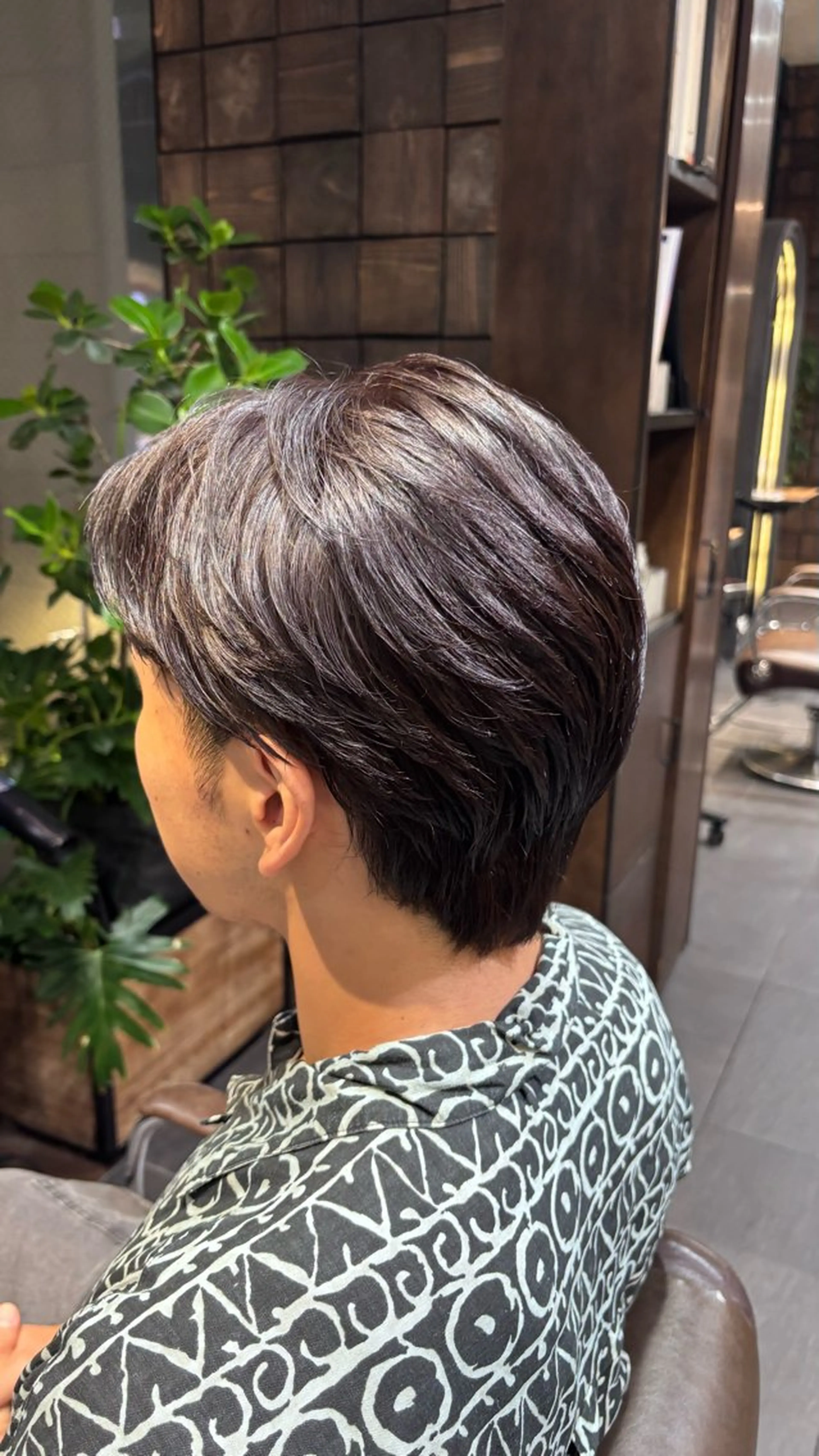 メンズ センターパート カット ヘアカラー MINX銀座所属・MINX 井上 ヨウ 艶髪カラー/レイヤーのヘアスタイル