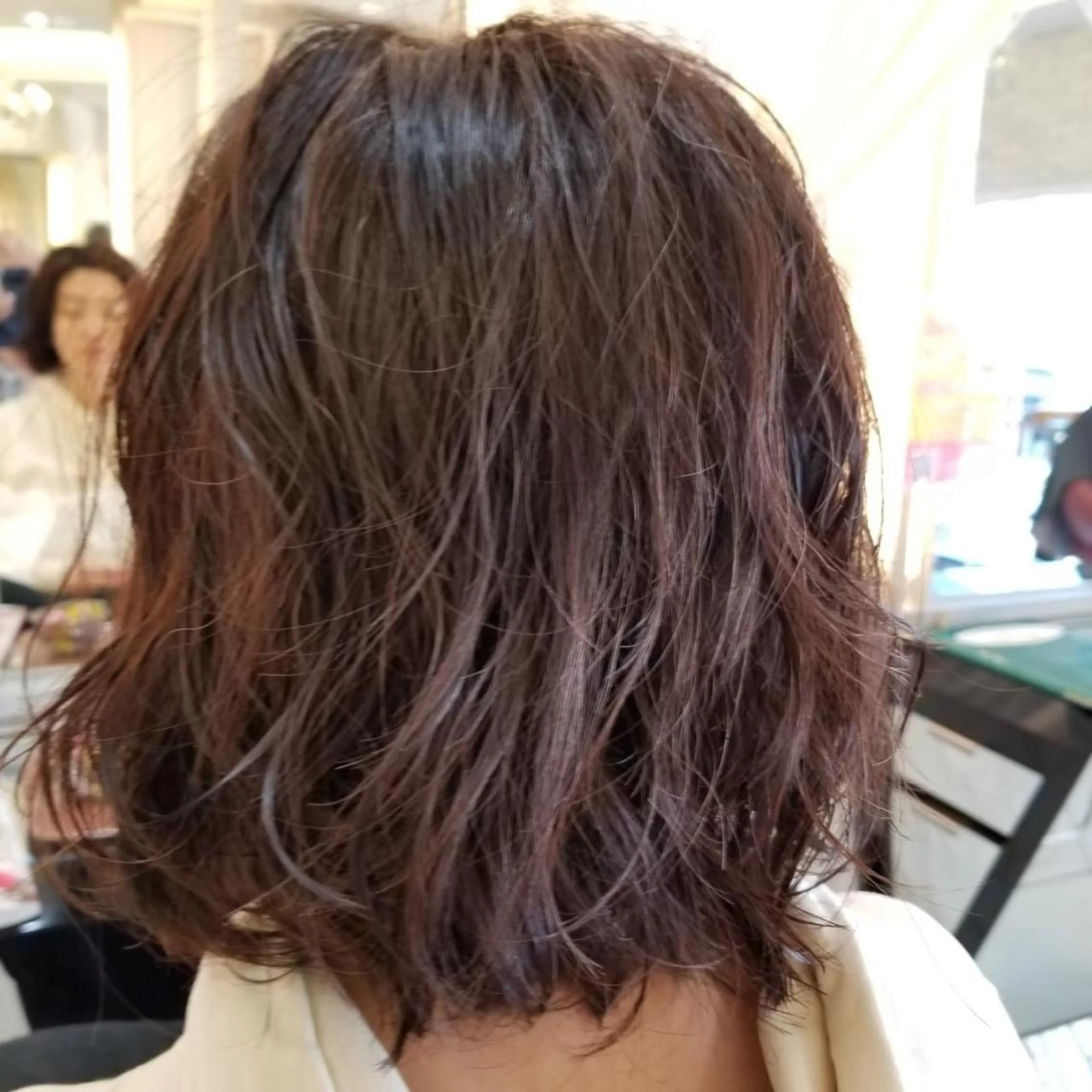 ミディアム パーマ 瀬川 茉衣子のヘアスタイル