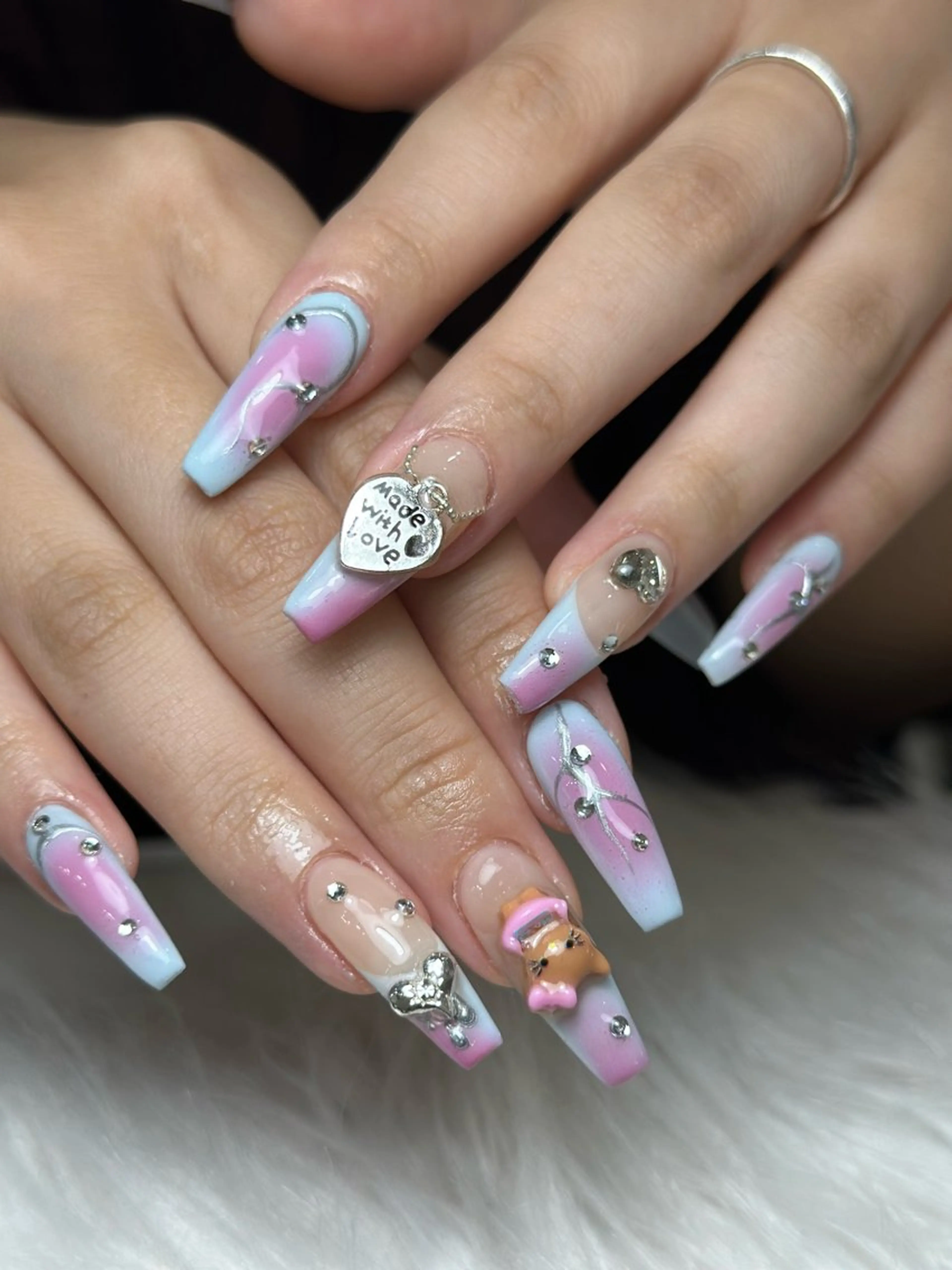ネイル フレンチネイル グラデーション 韓国ネイル マグネットネイル シンプルネイル ハンドネイル CoMo Nail Studio所属・CoMo Nailのネイルデザイン