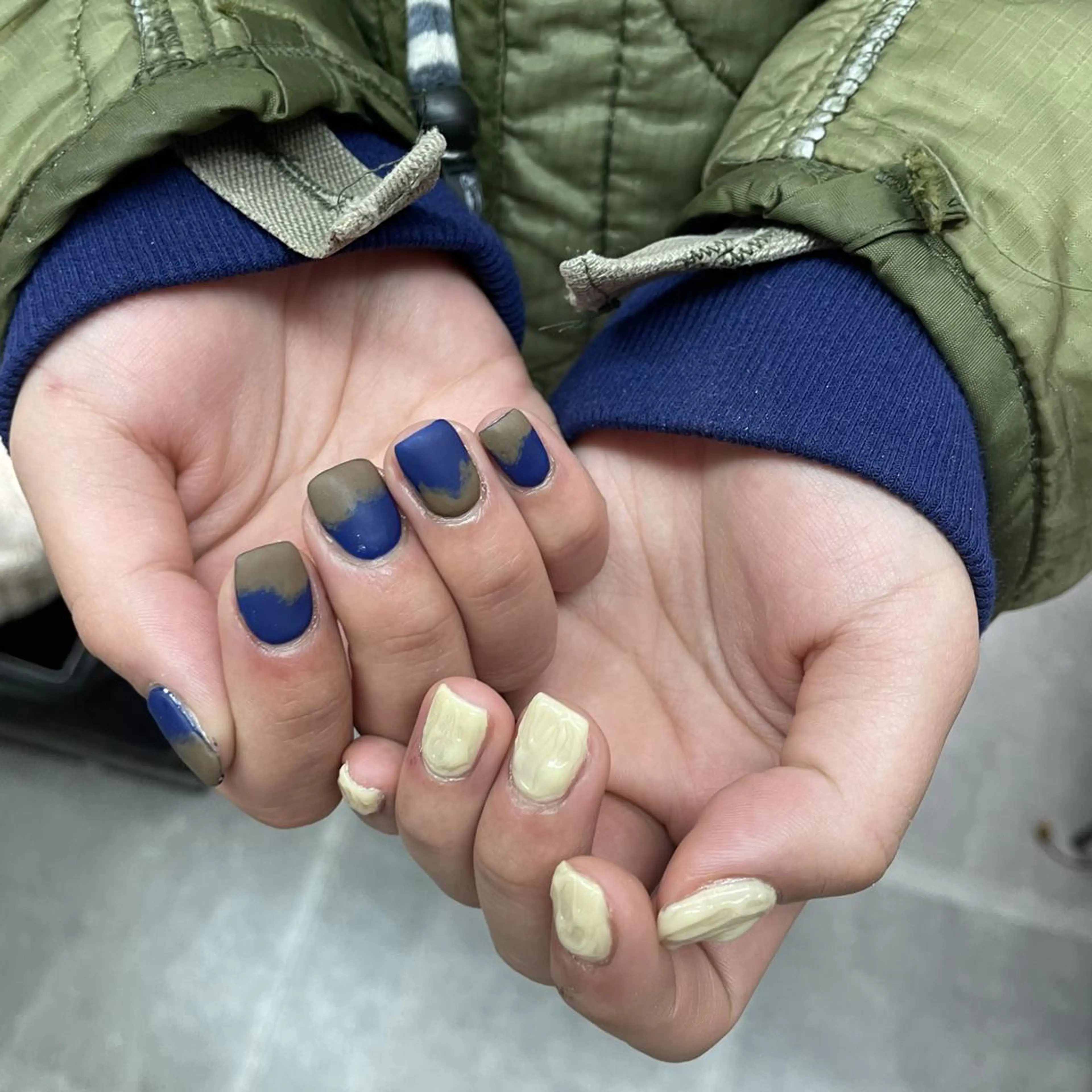ネイル アートネイル べっ甲ネイル ジェルネイル グリーン キラキラネイル nailstudio eviz新宿店のネイルデザイン