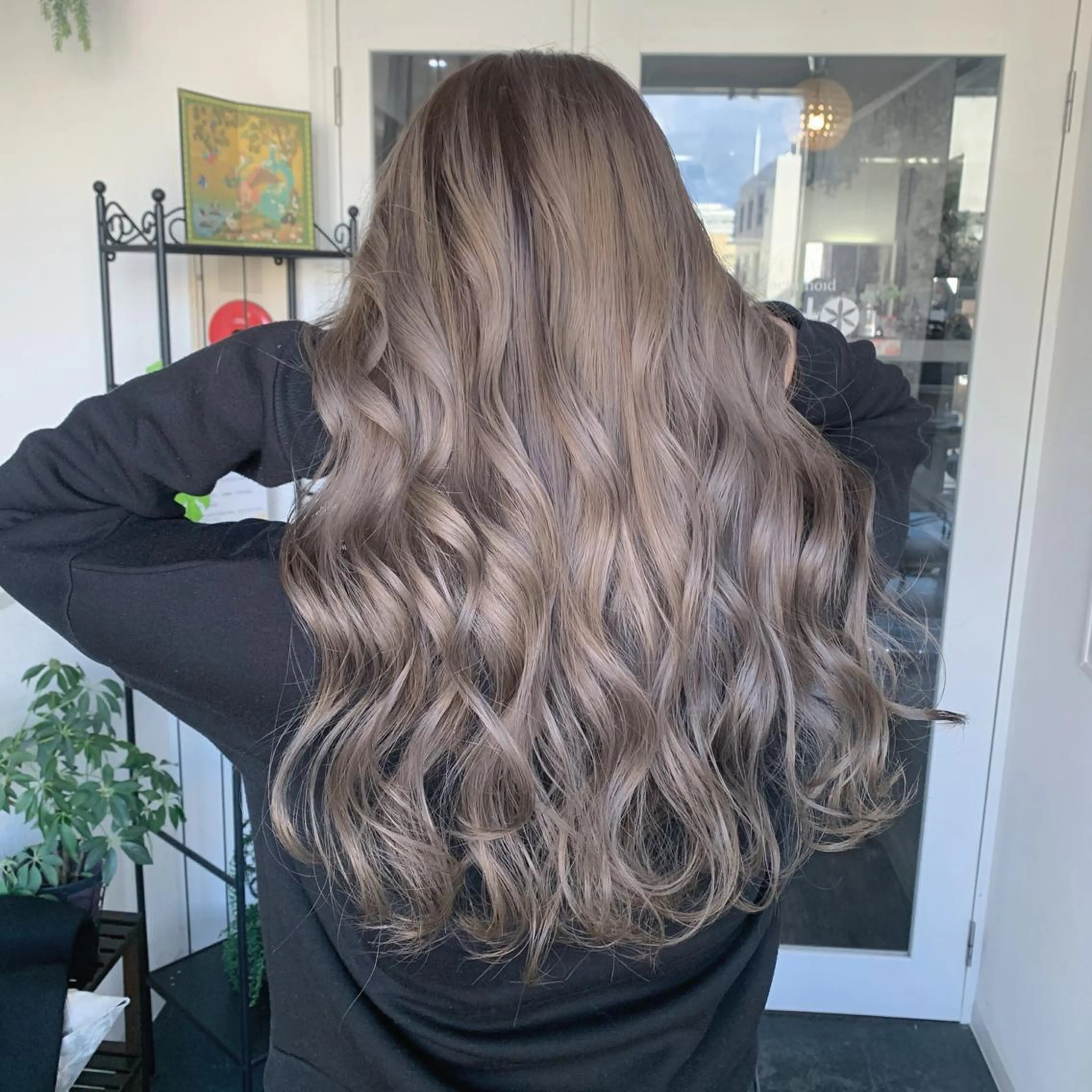 ロング カラー グレージュ ミルクティーグレージュ ヘアカラー 袴田 伊代のヘアスタイル