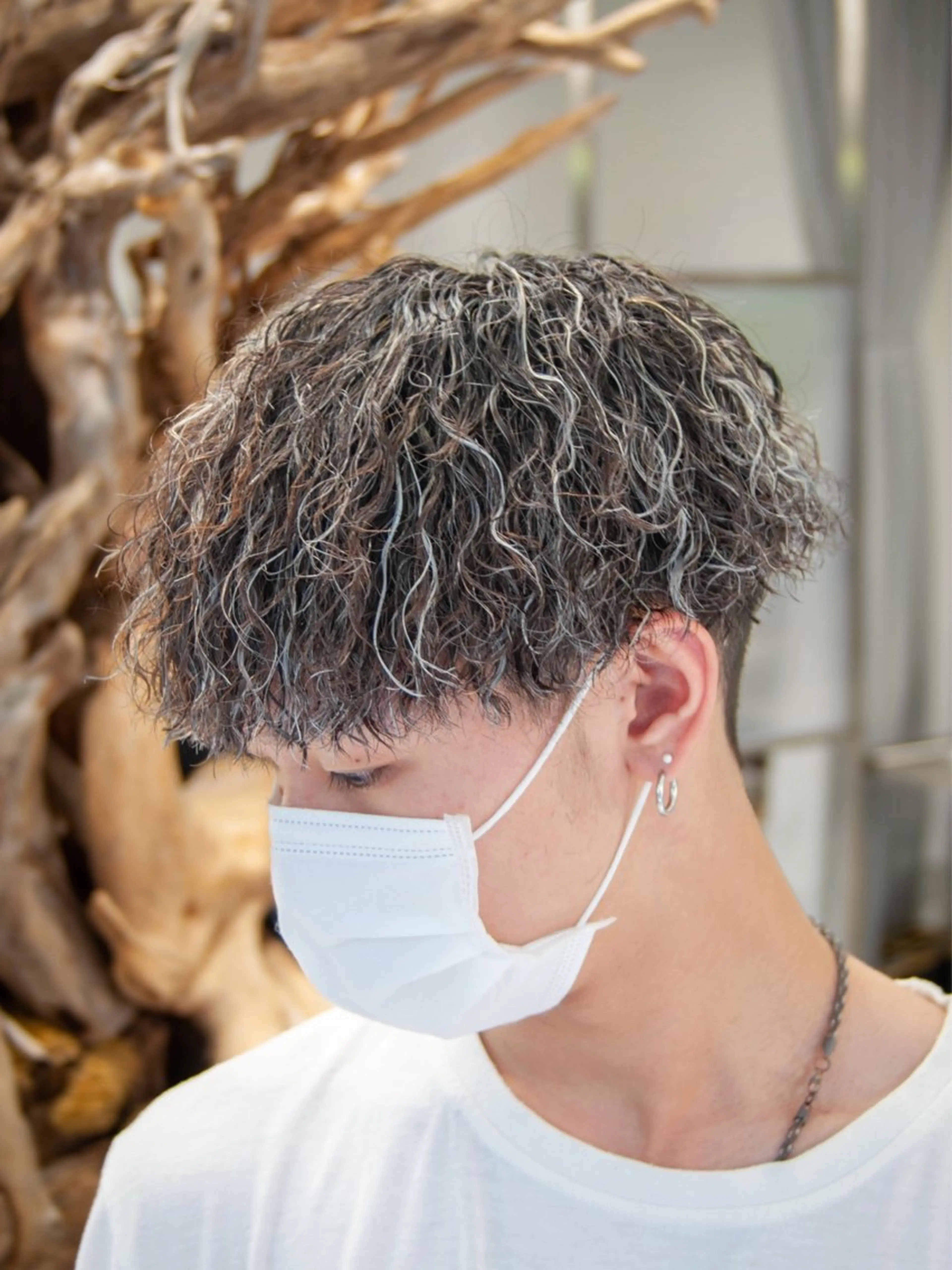 カラー パーマ メンズ メンズパーマ 学生（メンズ向け） 波巻きパーマ 学生 スパイラルパーマ カット ヘアカラー パーマ シャドウパーマ/ スパイキーショートのヘアスタイル