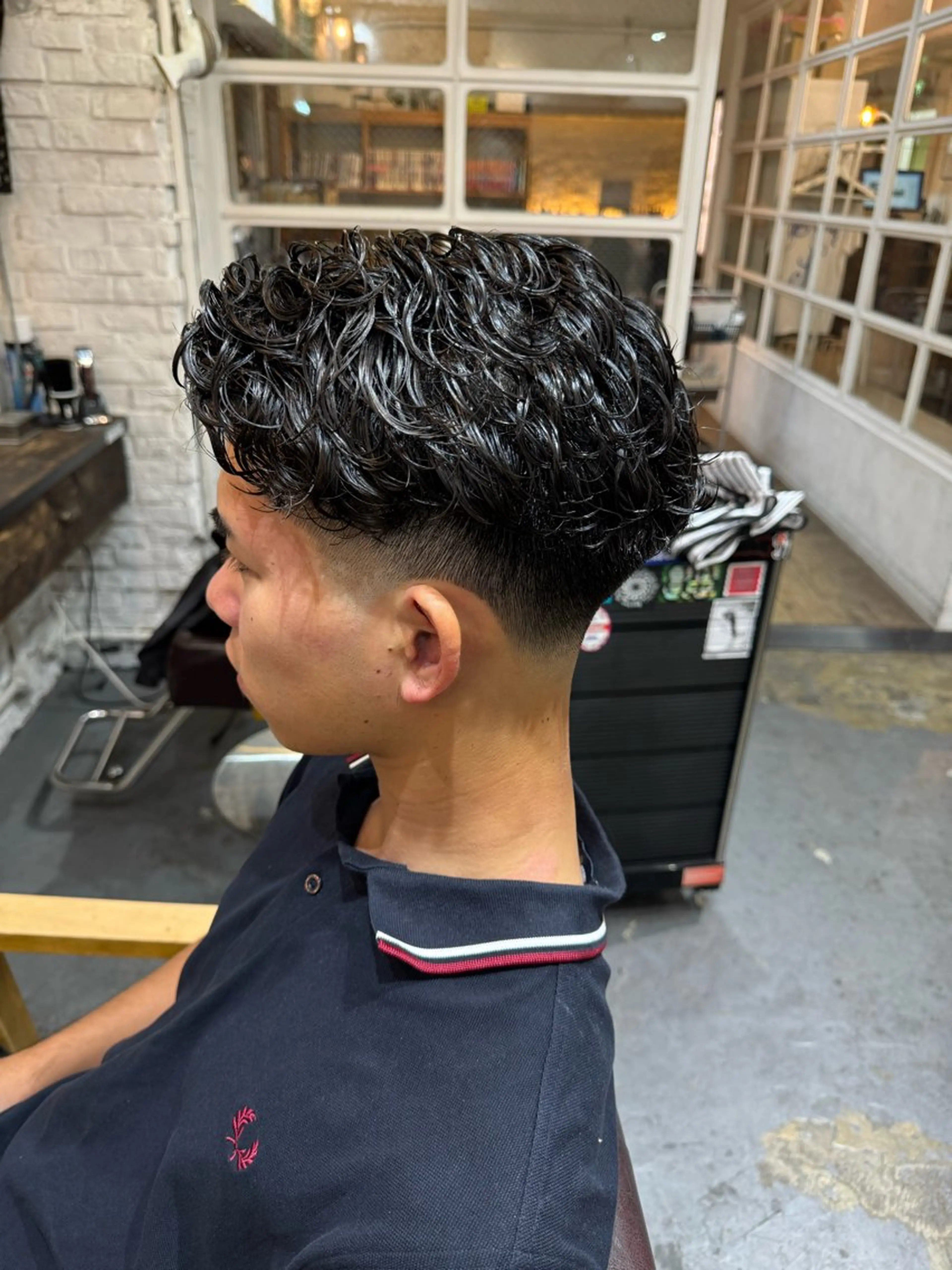 ショート パーマ メンズ センターパート フェードカット メンズハイライト メンズパーマ メンズショート カット パーマ トリートメント 💈メンズ特化💈 TASUKUのヘアスタイル