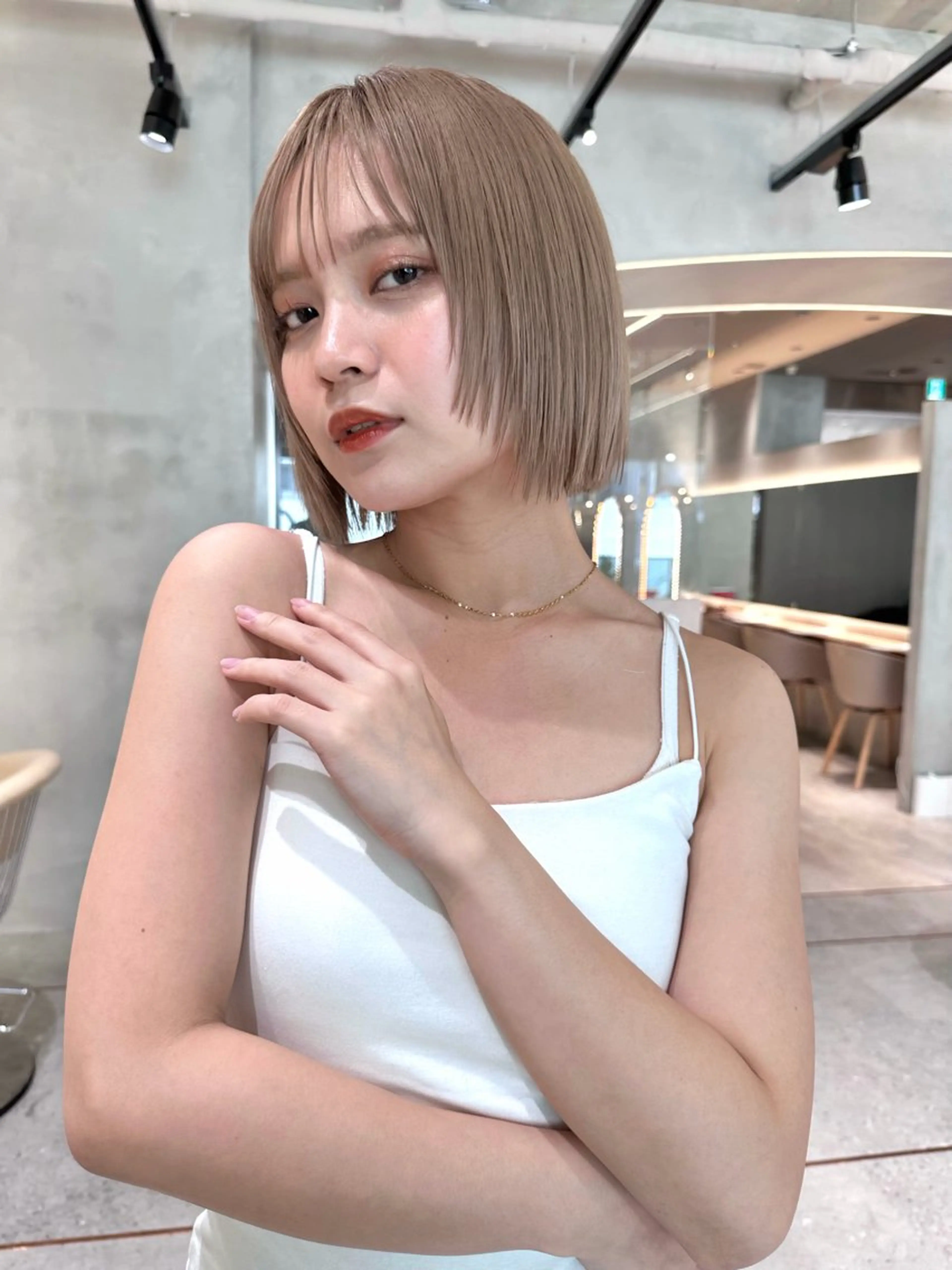 ショート カラー ベージュカラー ブリーチ ケアブリーチ デザインカラー ダブルカラー カット ヘアカラー トリートメント TATSU ミルクティーベージュのヘアスタイル