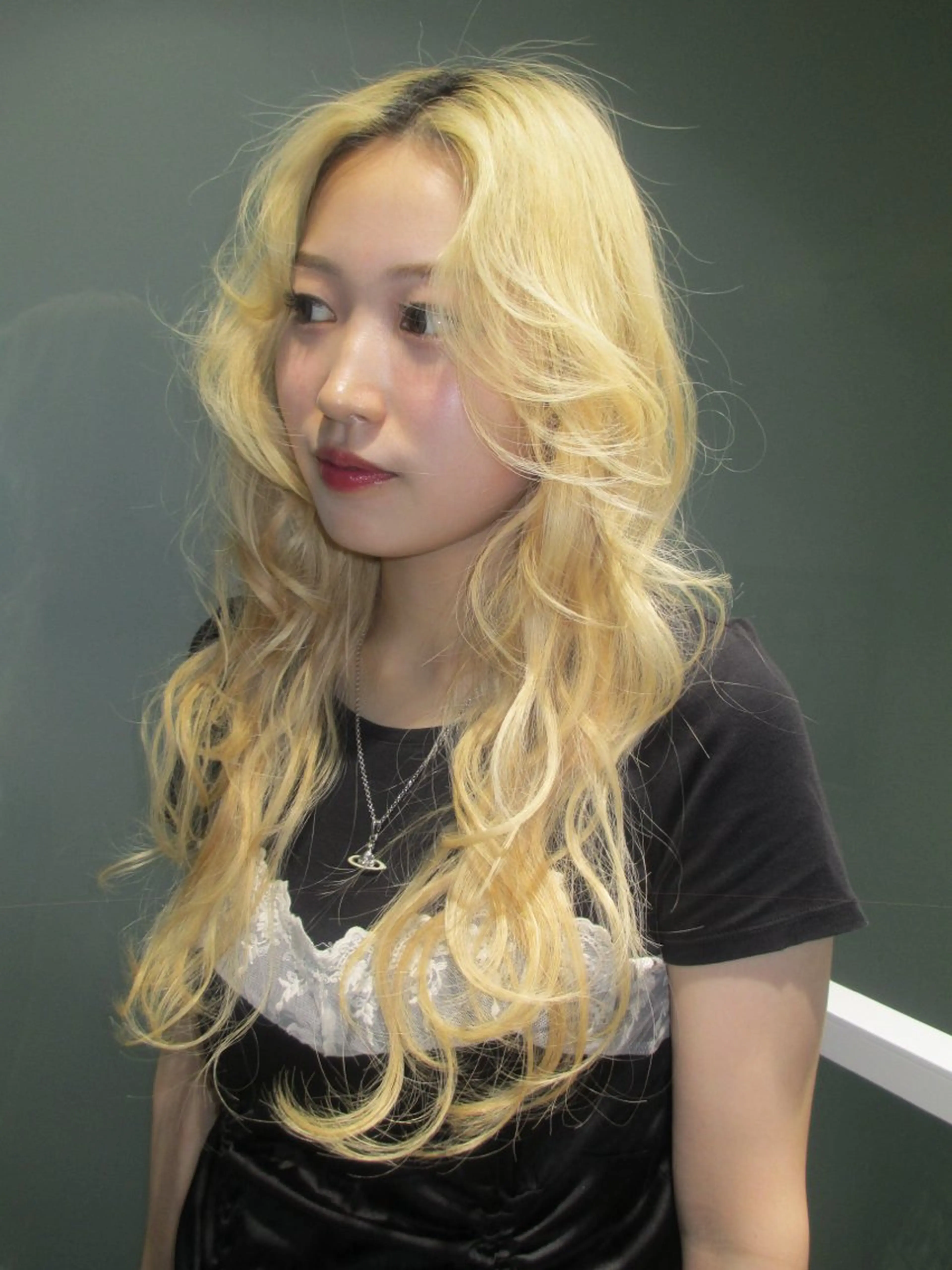 ロング カラー ヘアアレンジ minto 似合わせ/ハイトーンのヘアスタイル