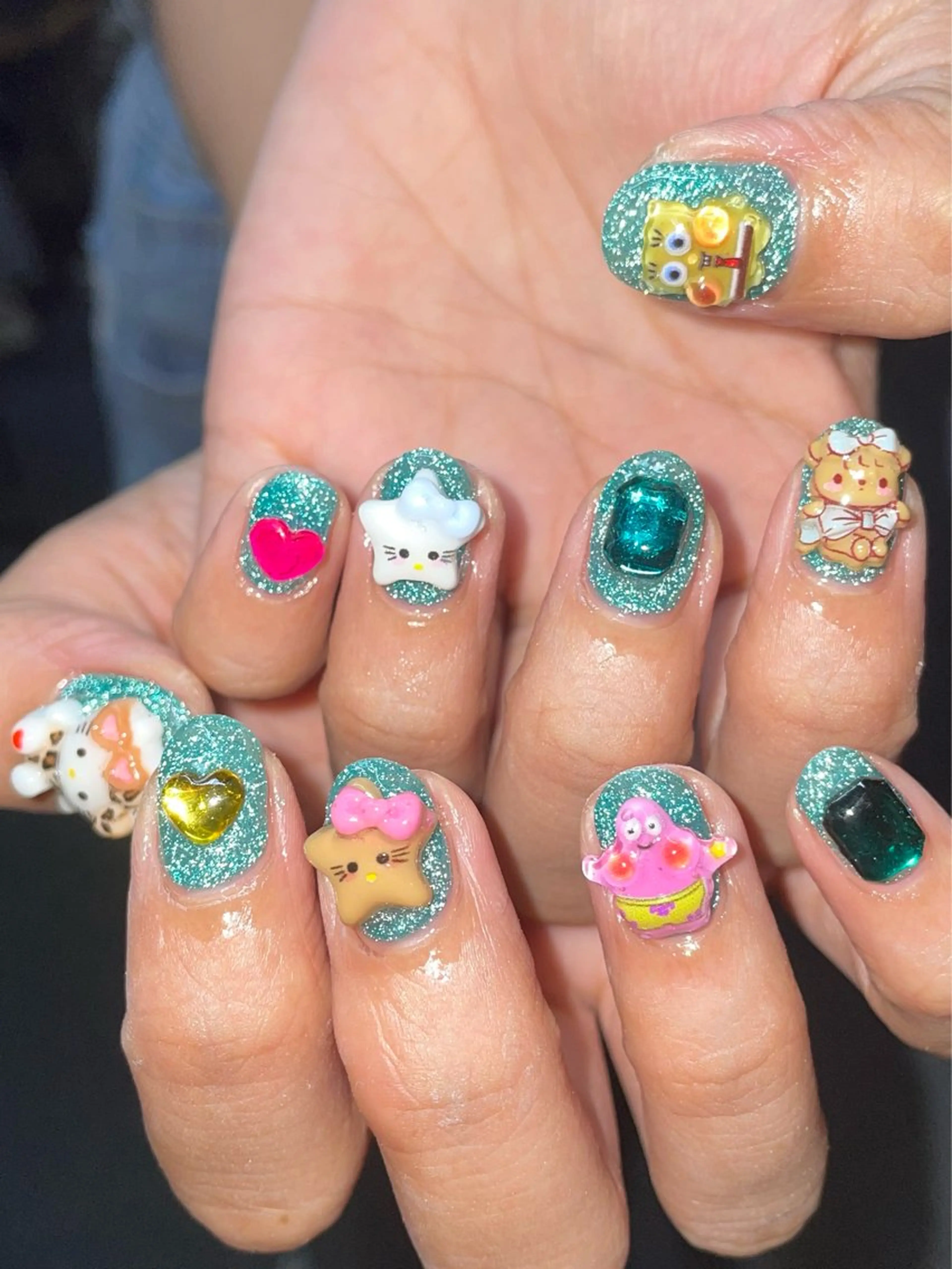 ネイル フラッシュネイル グリーン キラキラネイル ワンカラーネイル ハンドネイル ハンドケア 🎀NAIL🎀 AI🪄︎︎◝✩のネイルデザイン