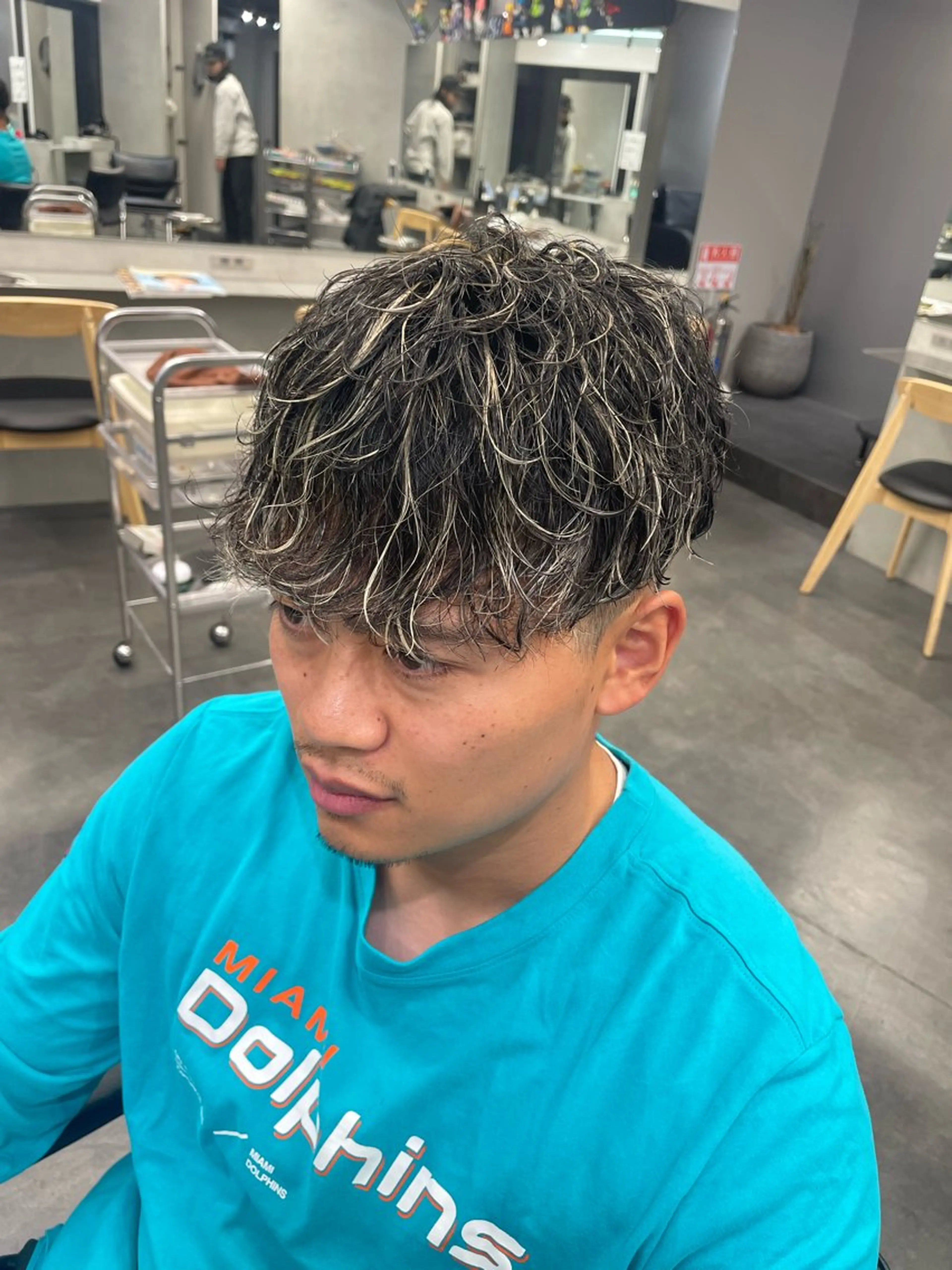 カラー メンズ メンズハイライト メンズパーマ ハイライトカラー fifth リュウセイのヘアスタイル