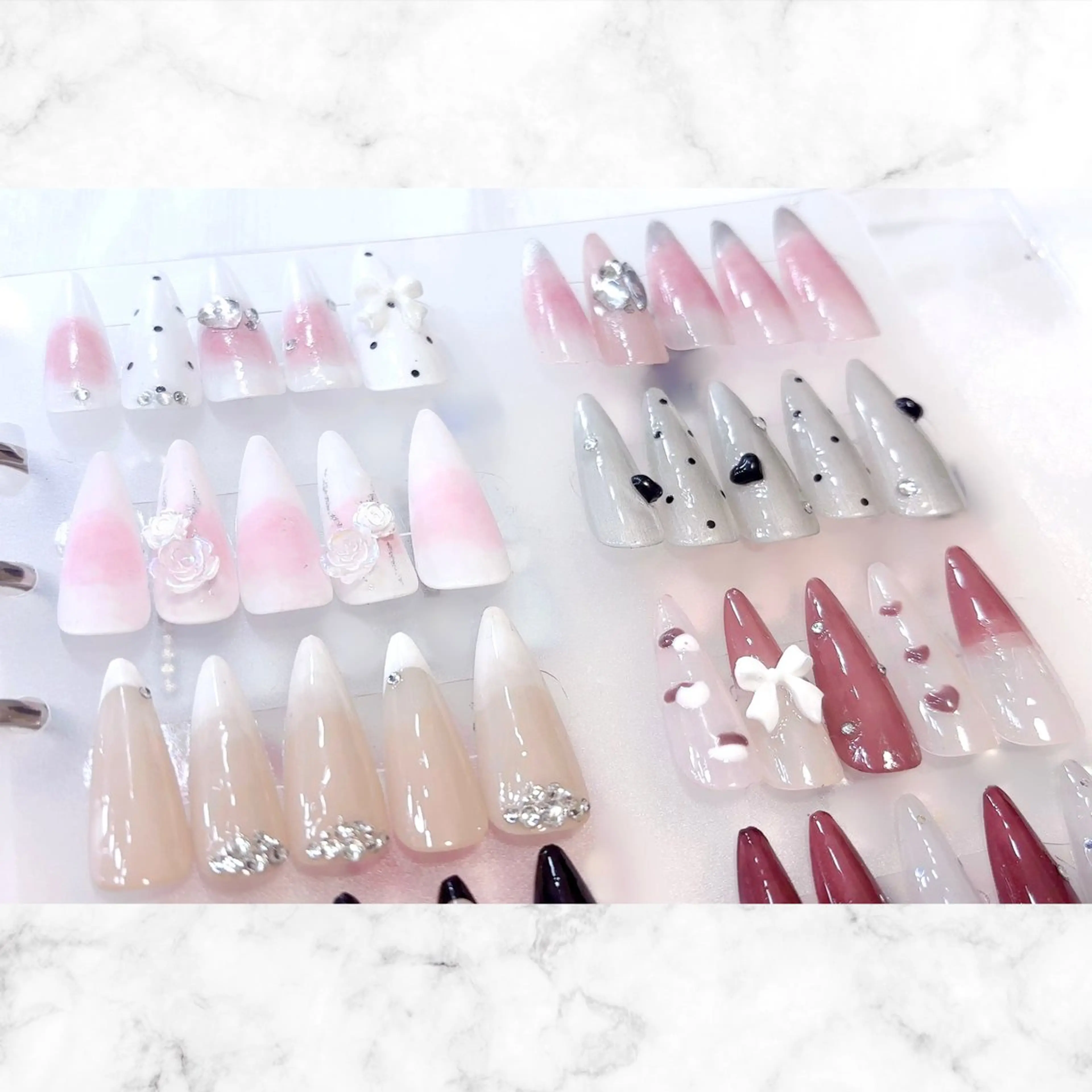 ネイル チークネイル ドット リボン 冬ネイル クリスマス ハンドネイル バストアップサロン LUNAのネイルデザイン