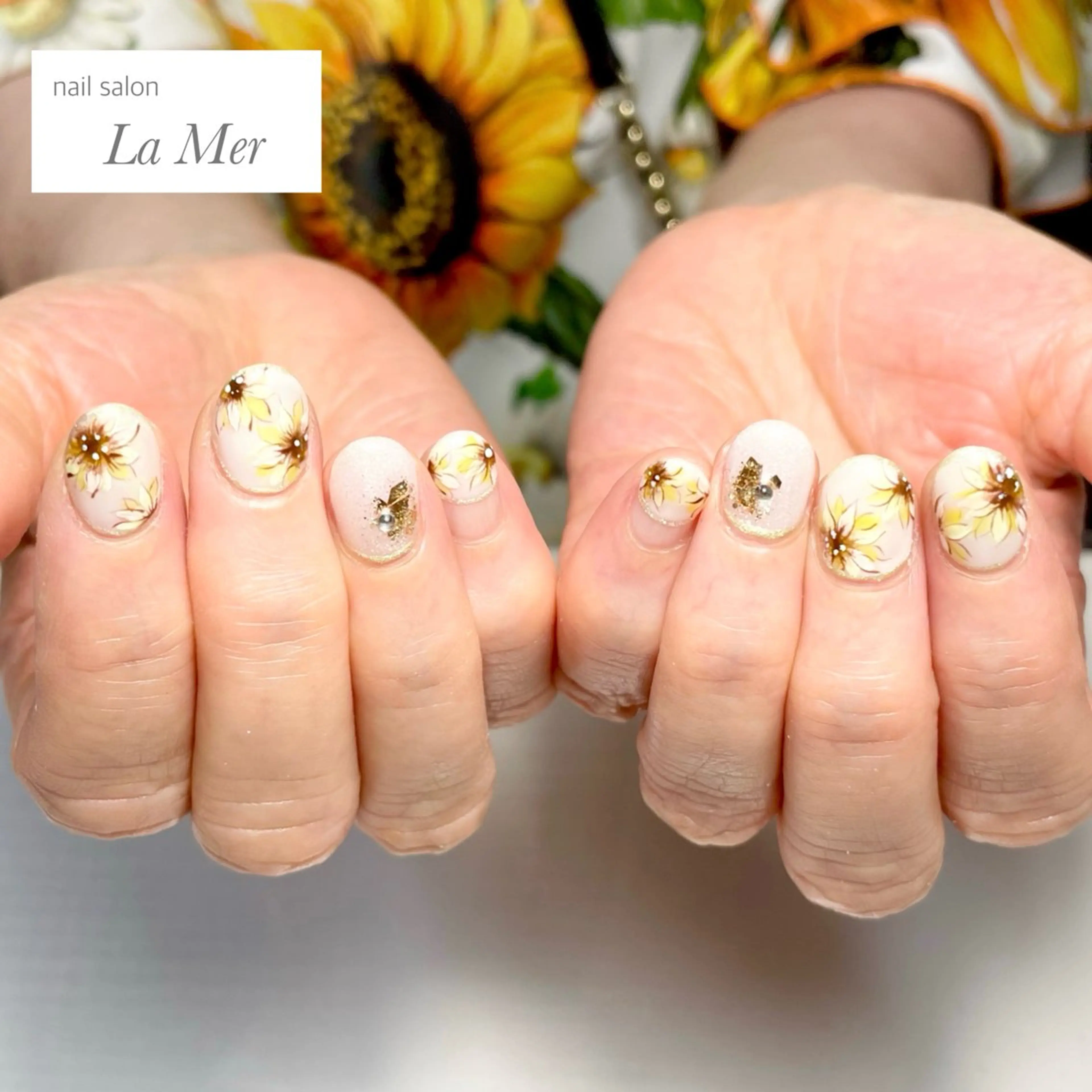 ネイル フラワーネイル フレンチネイル 持ち込み 夏ネイル ホワイト nailsalon La Merのネイルデザイン