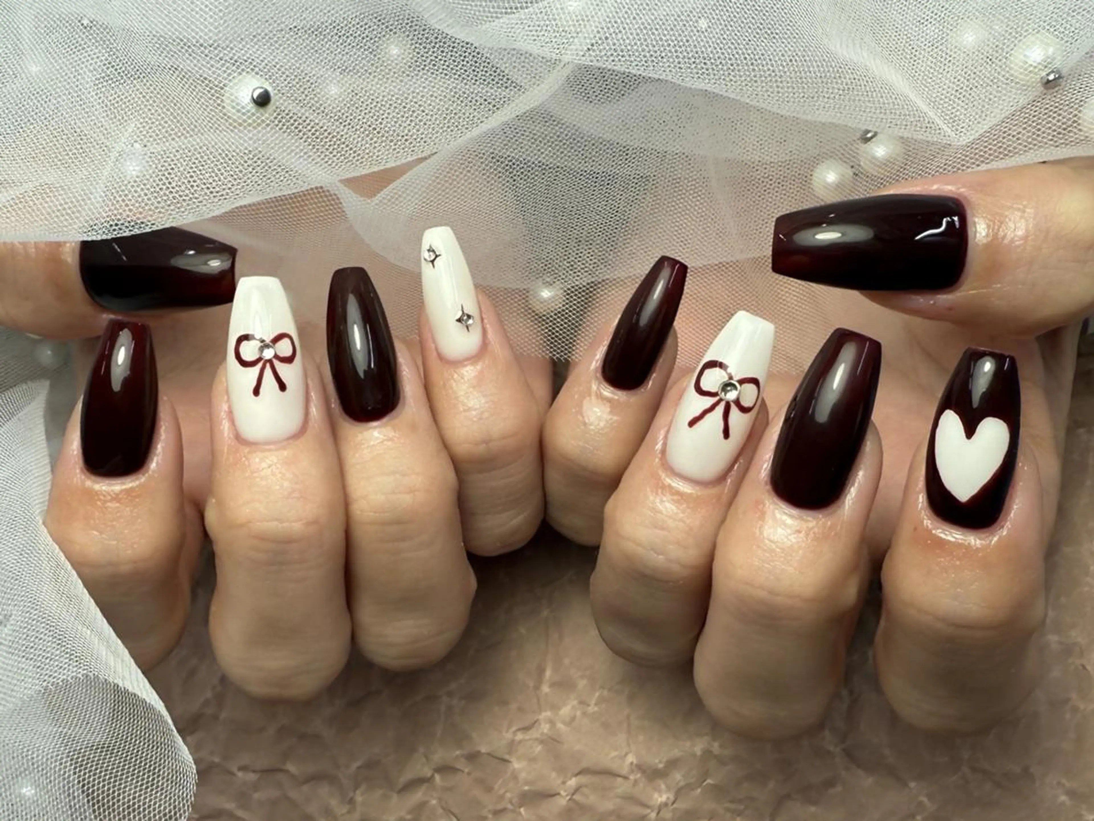 ネイル ボルドー ハート リボン ホワイト ハンドネイル ToliyDeliy Nail Salonのネイルデザイン