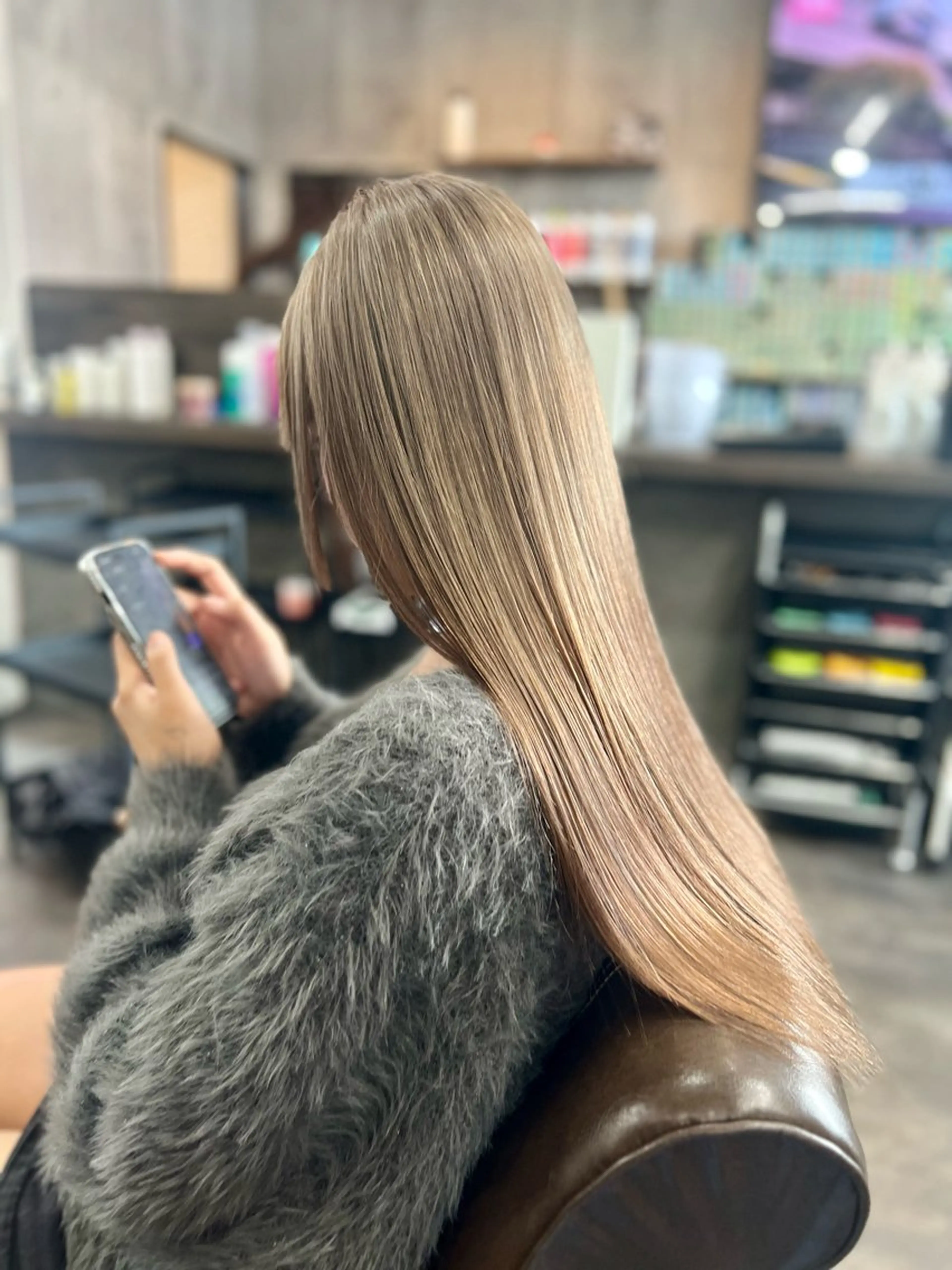 ロング カラー ブリーチ グレージュ ミルクティーグレージュ カット ヘアカラー トリートメント 小野瀬 蓮のヘアスタイル
