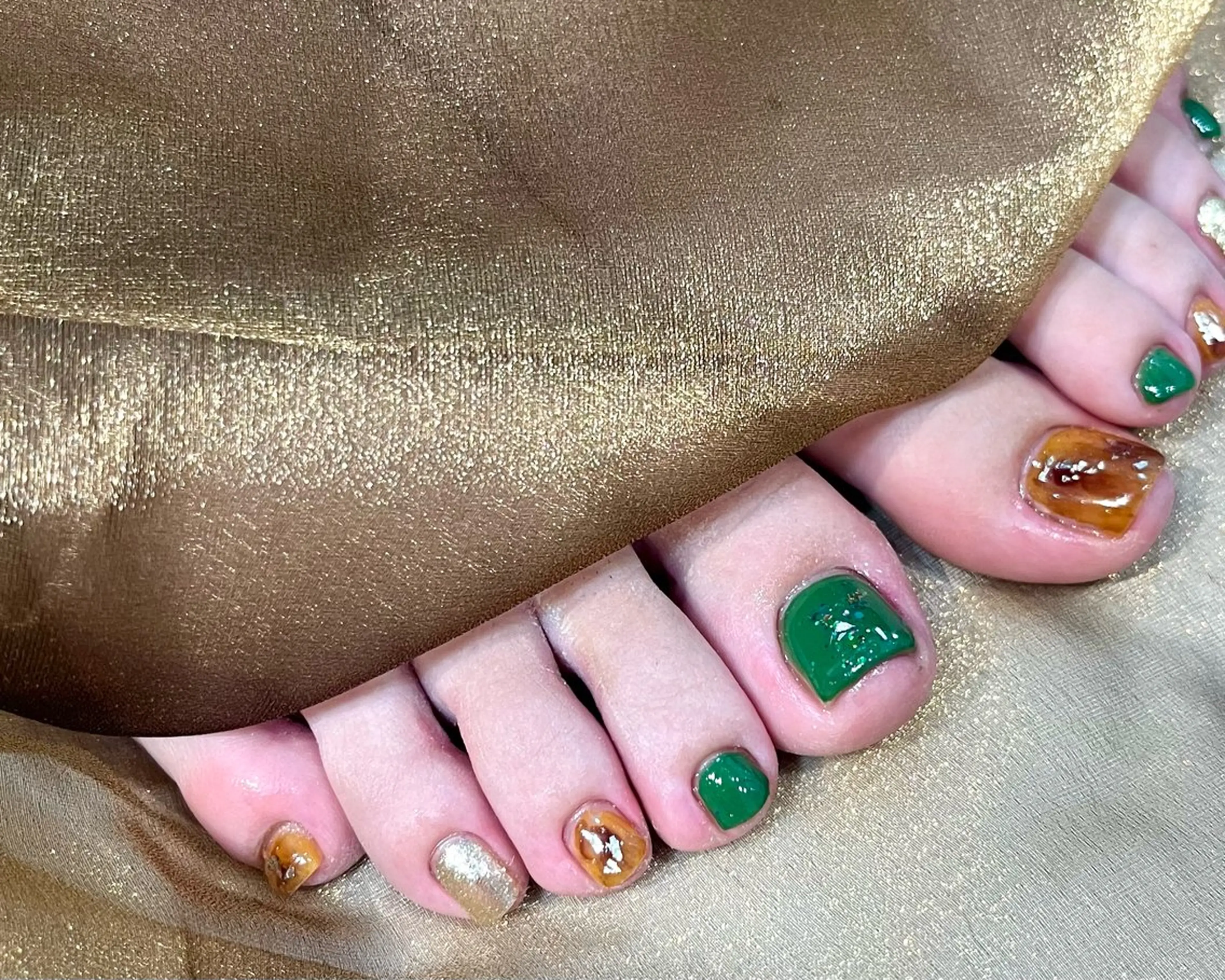 ネイル アートネイル べっ甲ネイル フットネイル ジェルネイル グリーン Salute本店 🦋仲原里佳のネイルデザイン