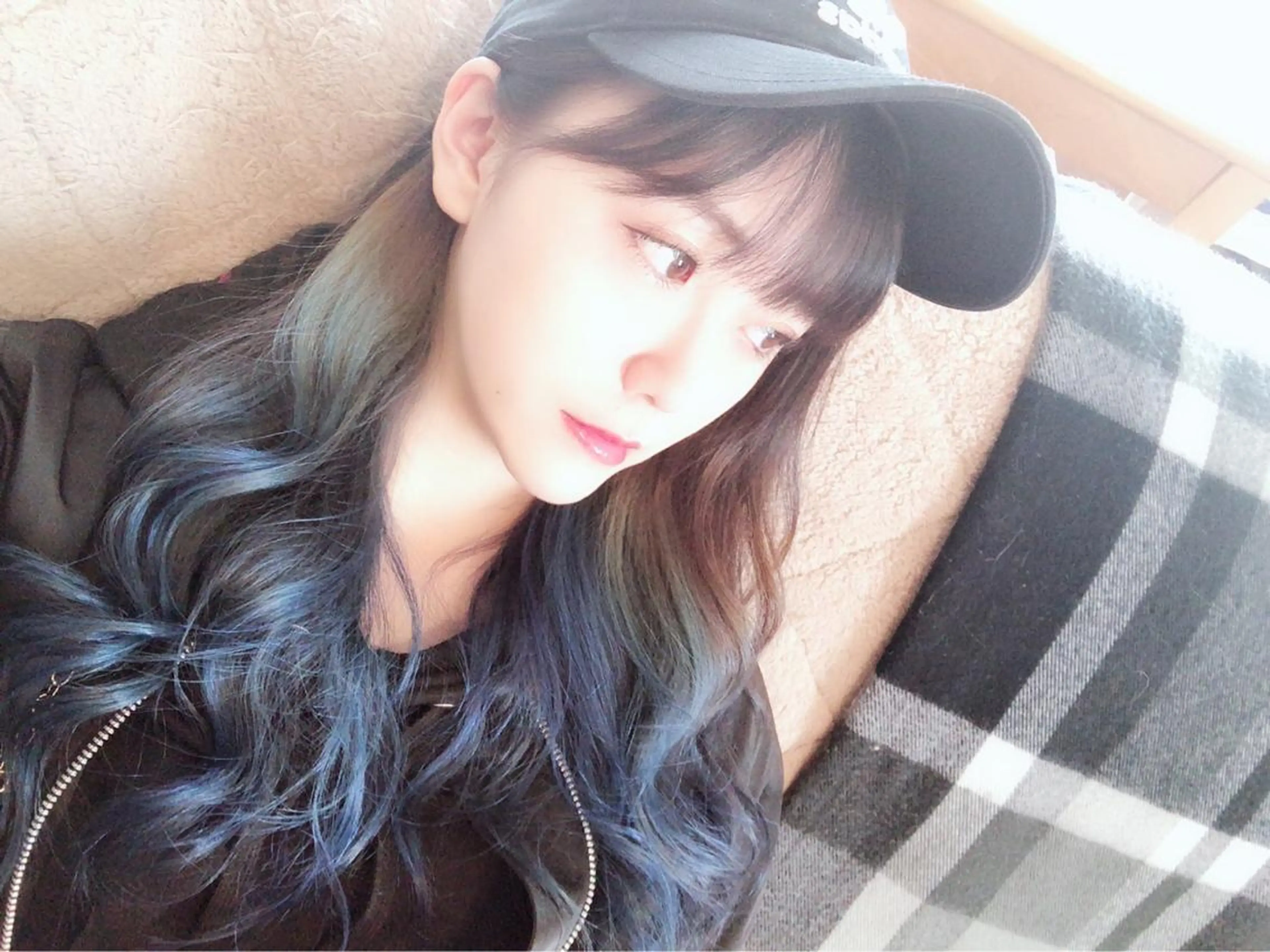 ロング 韓国風/小顔レイヤー /艶カラーのヘアスタイル