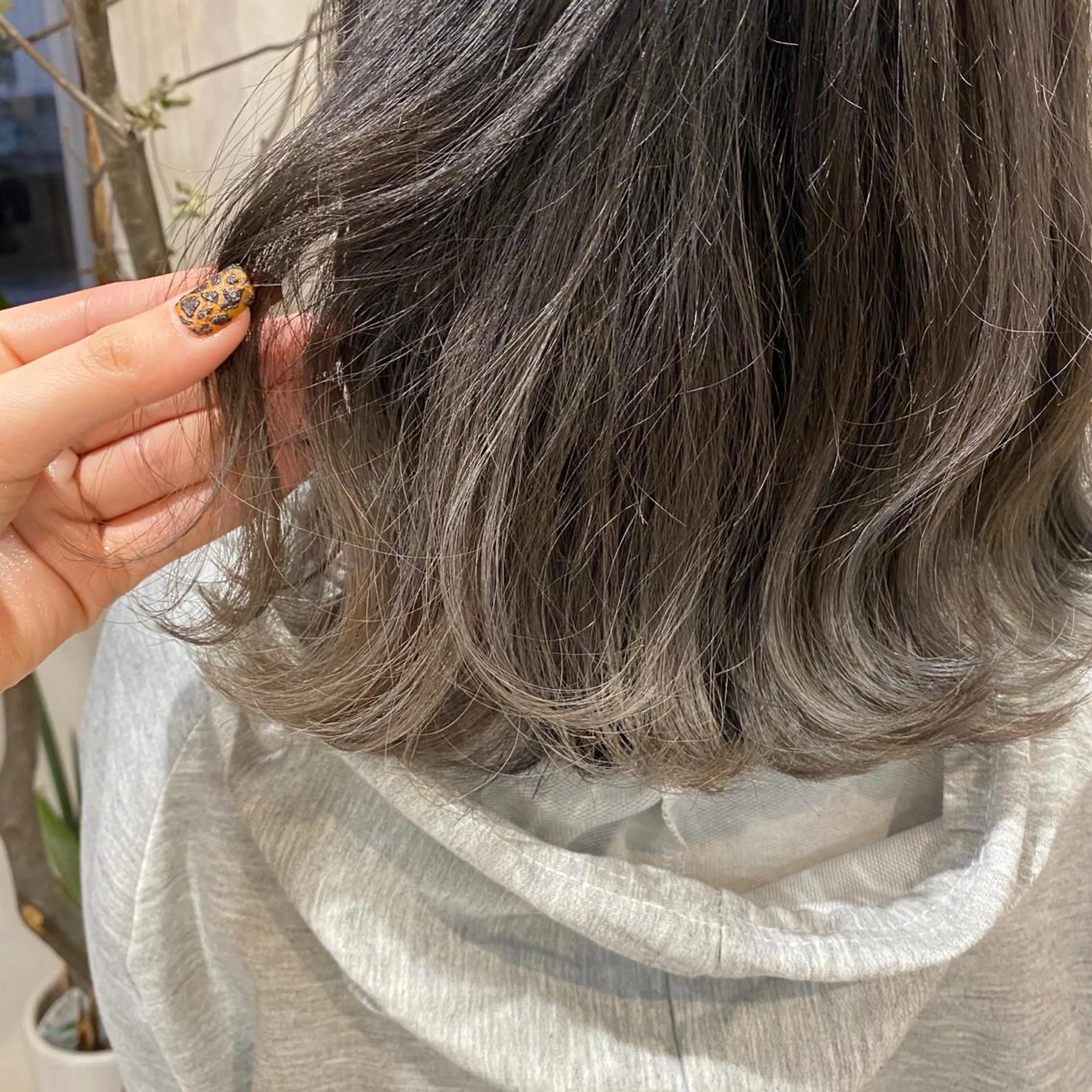 ミディアム カラー ブリーチ グラデーションカラー シルバー 入江 志穂のヘアスタイル