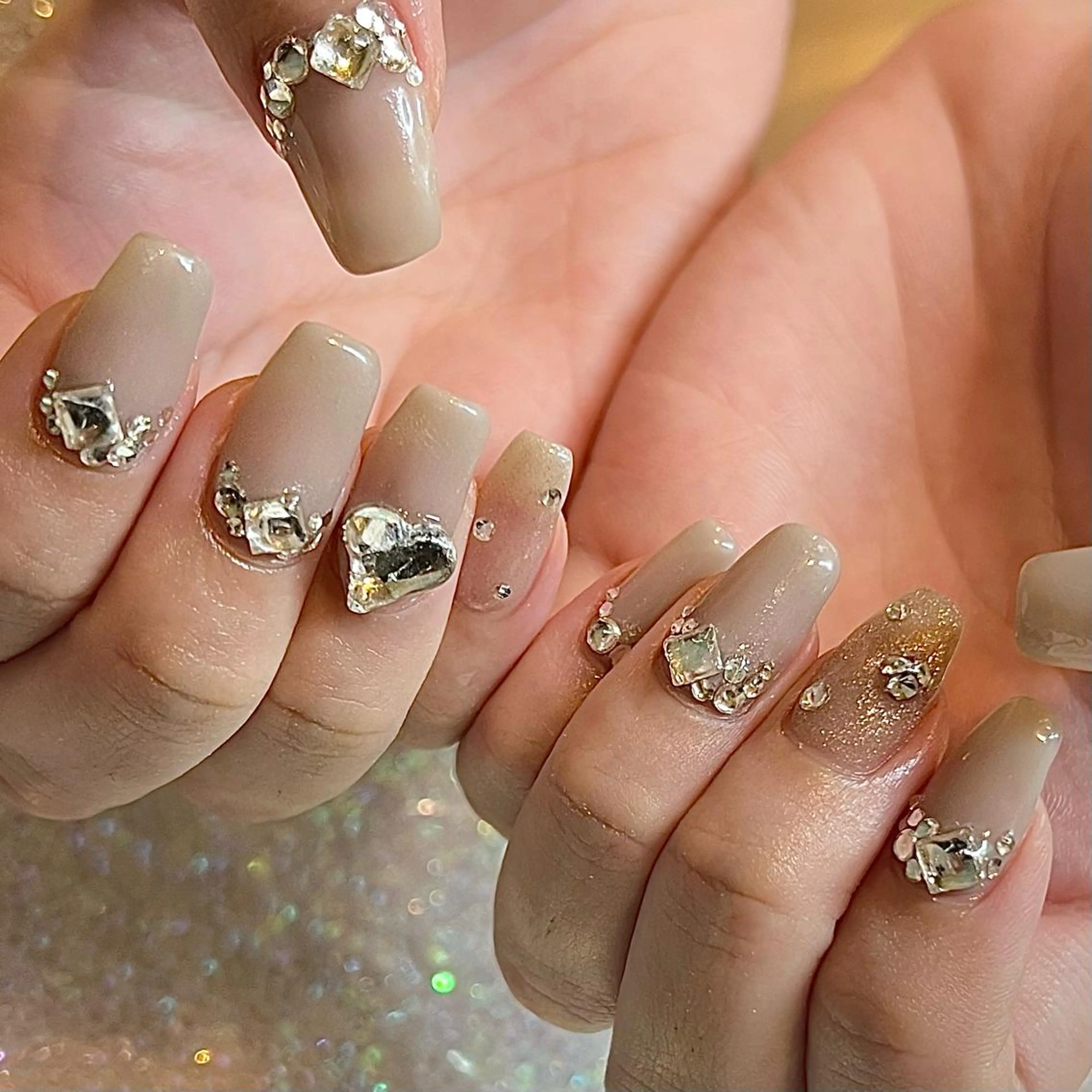 ミディアム ネイル ハート キラキラネイル ハンドネイル H🌺 NAILのネイルデザイン