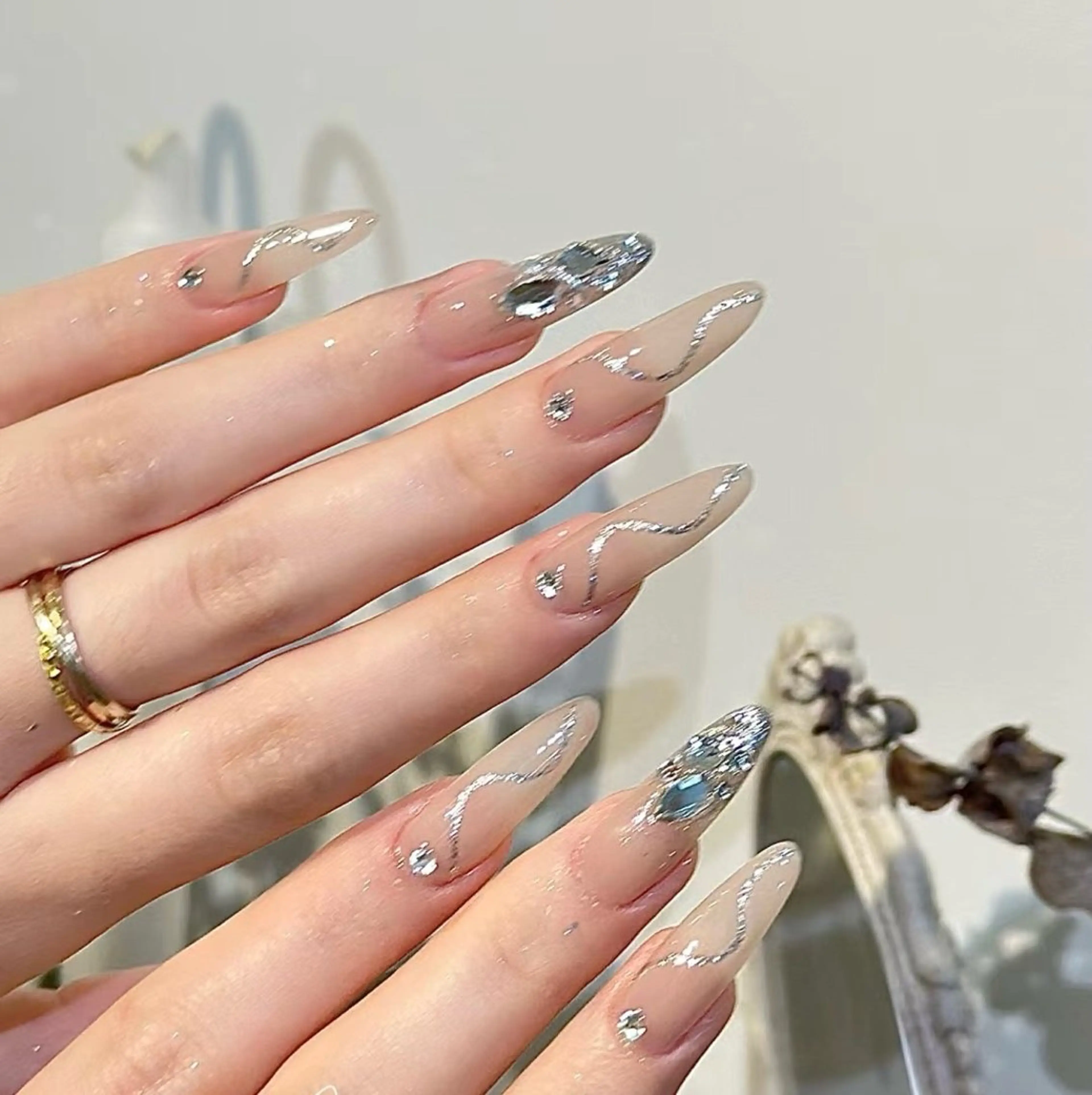 シンプルデザイン+チップ長さ出し+つけ放題の写真