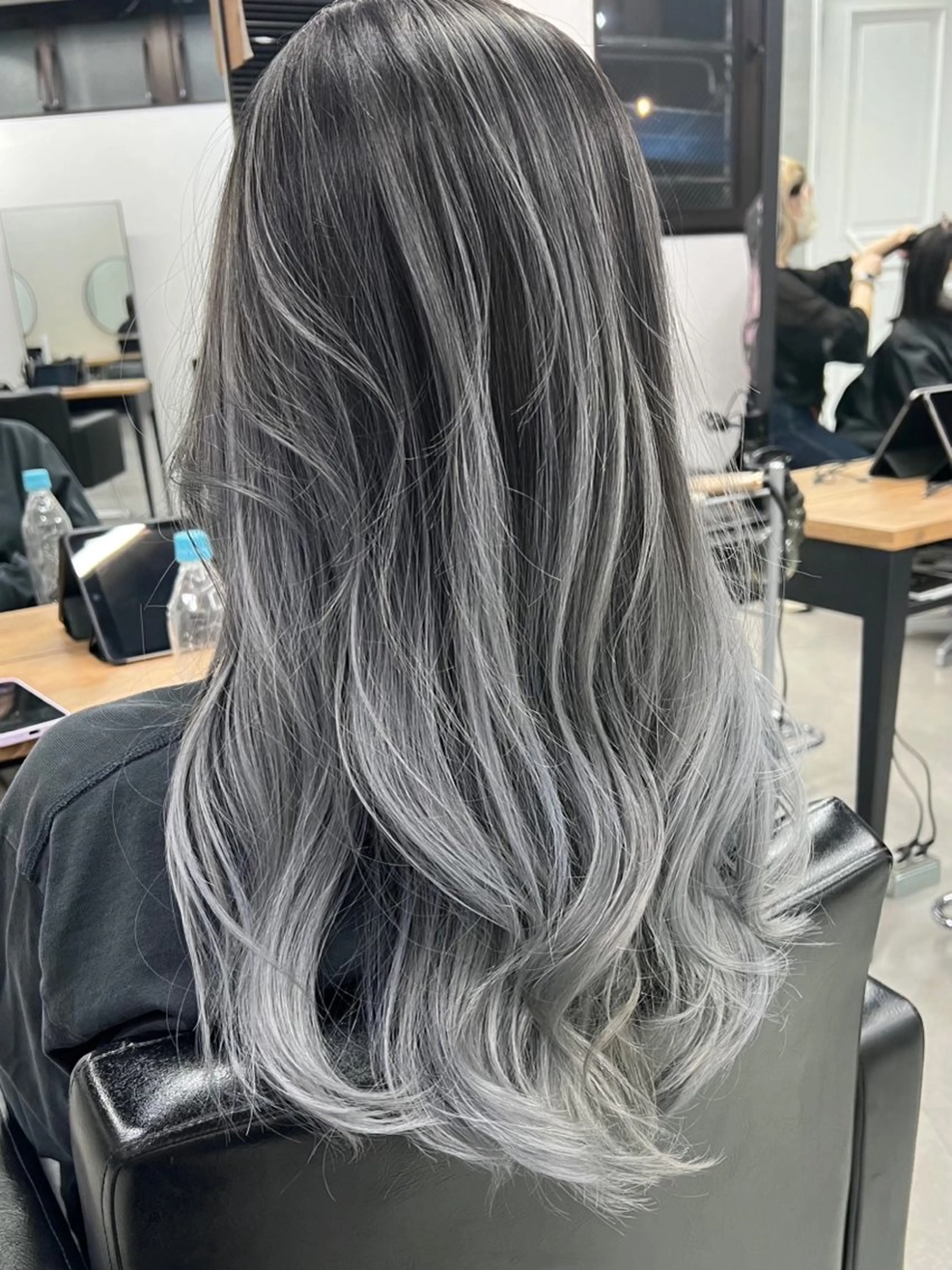 ロング カラー バレイヤージュ レイヤーカット トリートメント ヘアカラー トリートメント RYOSUKE ハイトーンのヘアスタイル