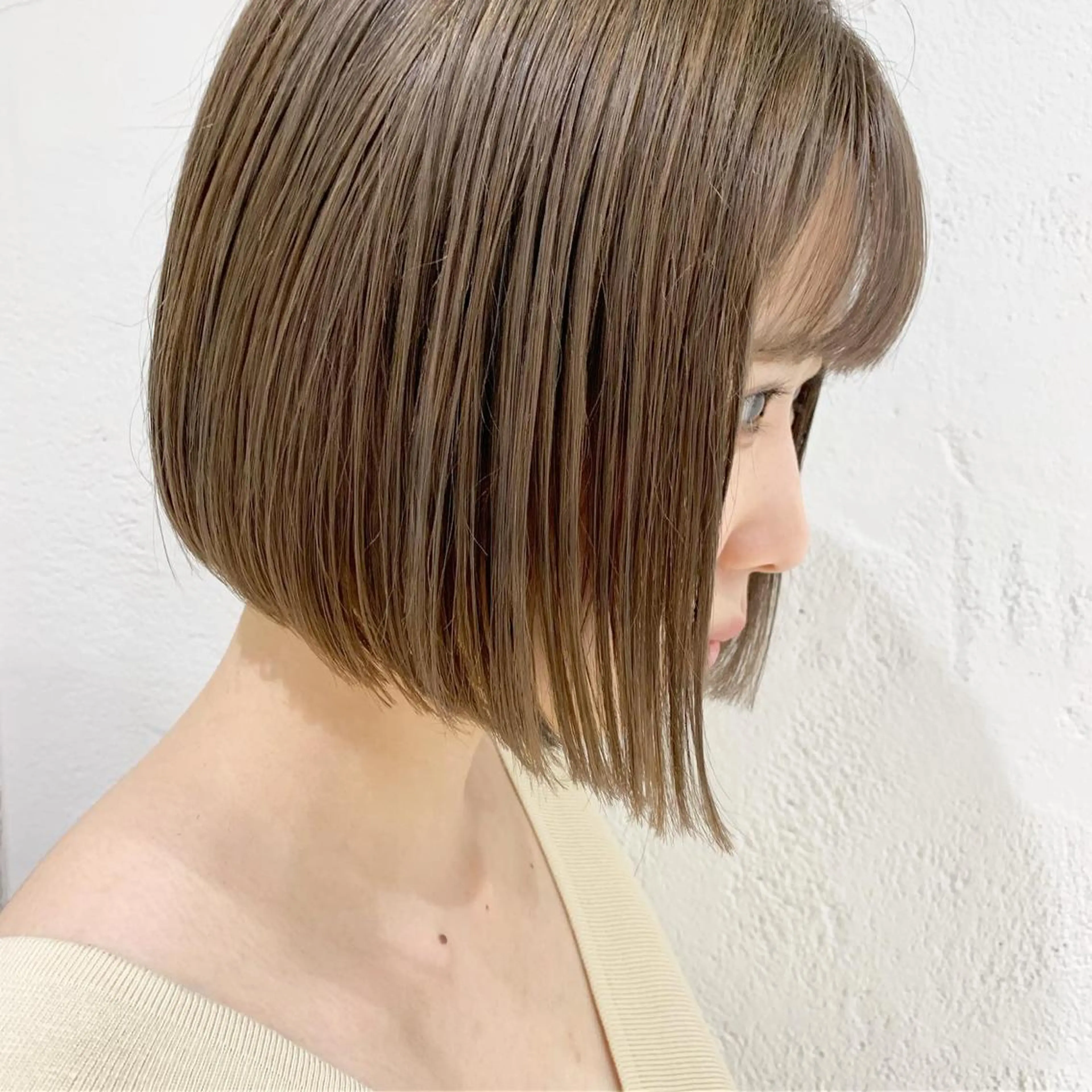 ショート カラー ヘアアレンジ ベージュカラー ブリーチ ダブルカラー ミルクティーベージュ 縮毛矯正 ベージュ/オリーブ /ボブ/小笠原汐海のヘアスタイル