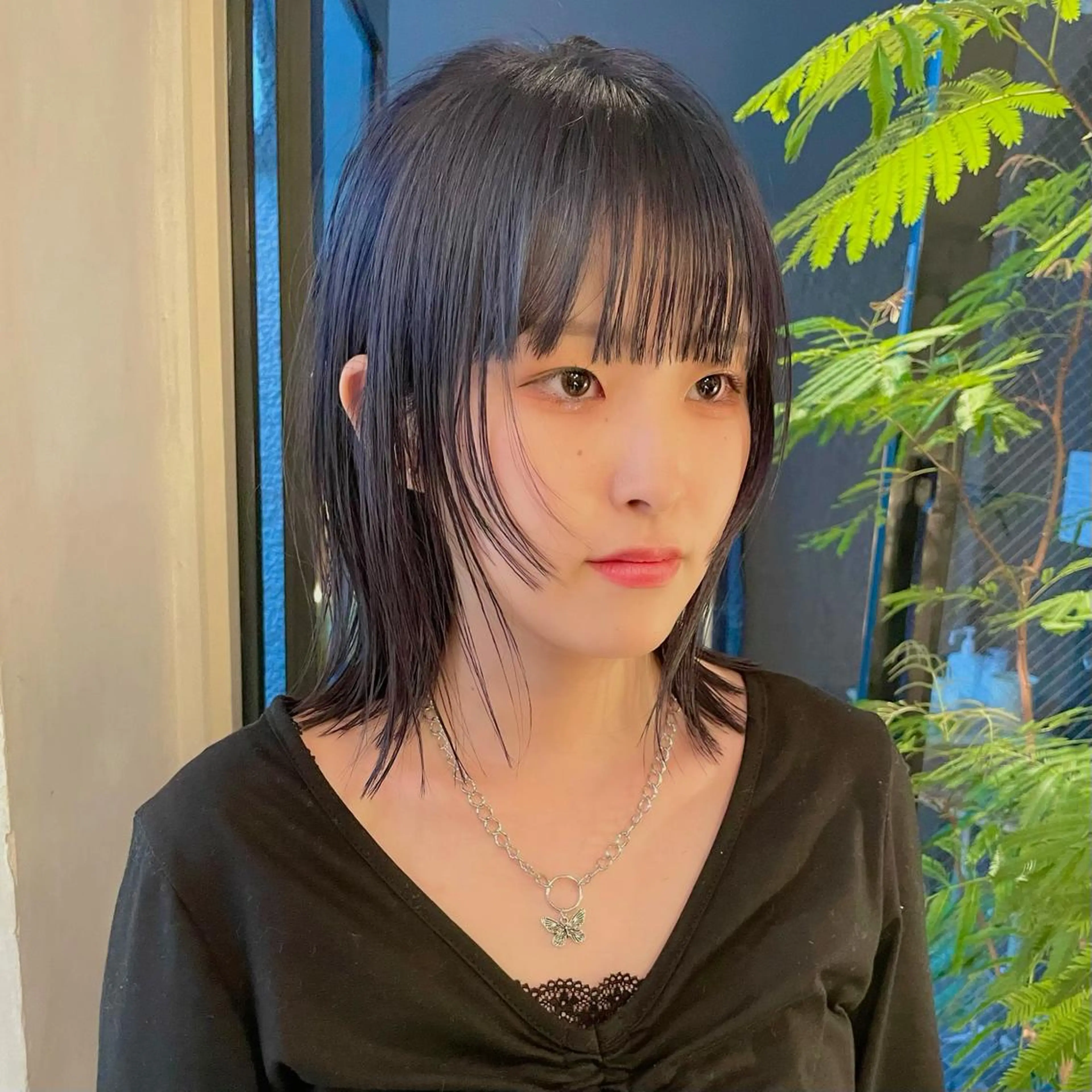 ミディアム カラー 切りっぱなしボブ ネイビーカラー バイオレットカラー ボブ ウルフカット カット ヘアカラー トリートメント SALOWIN所属・ブリーチ🧹 ボブ✨レイヤーのヘアスタイル