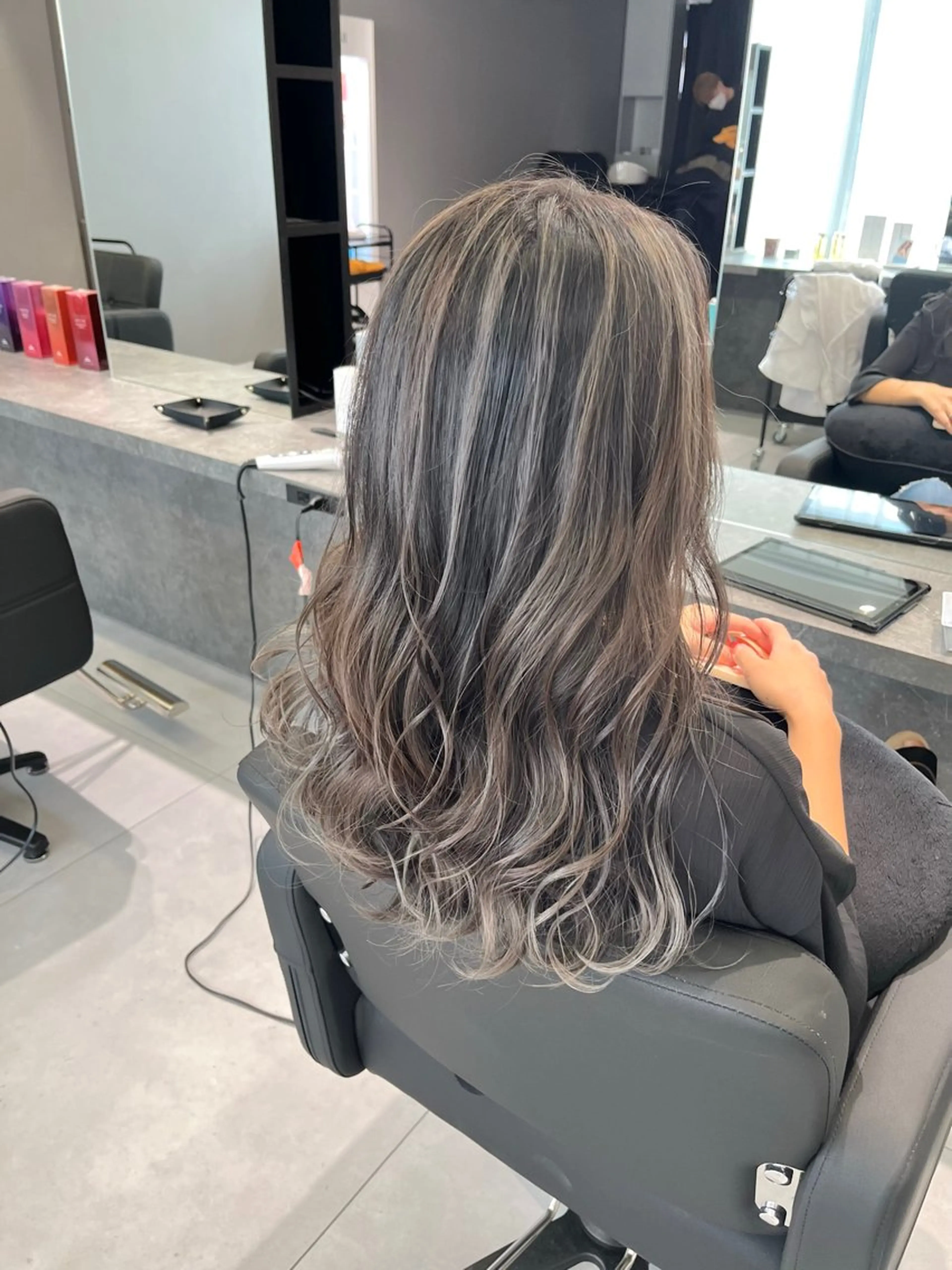 ロング ヘアカラー バレイヤージュ ハイライトのヘアスタイル