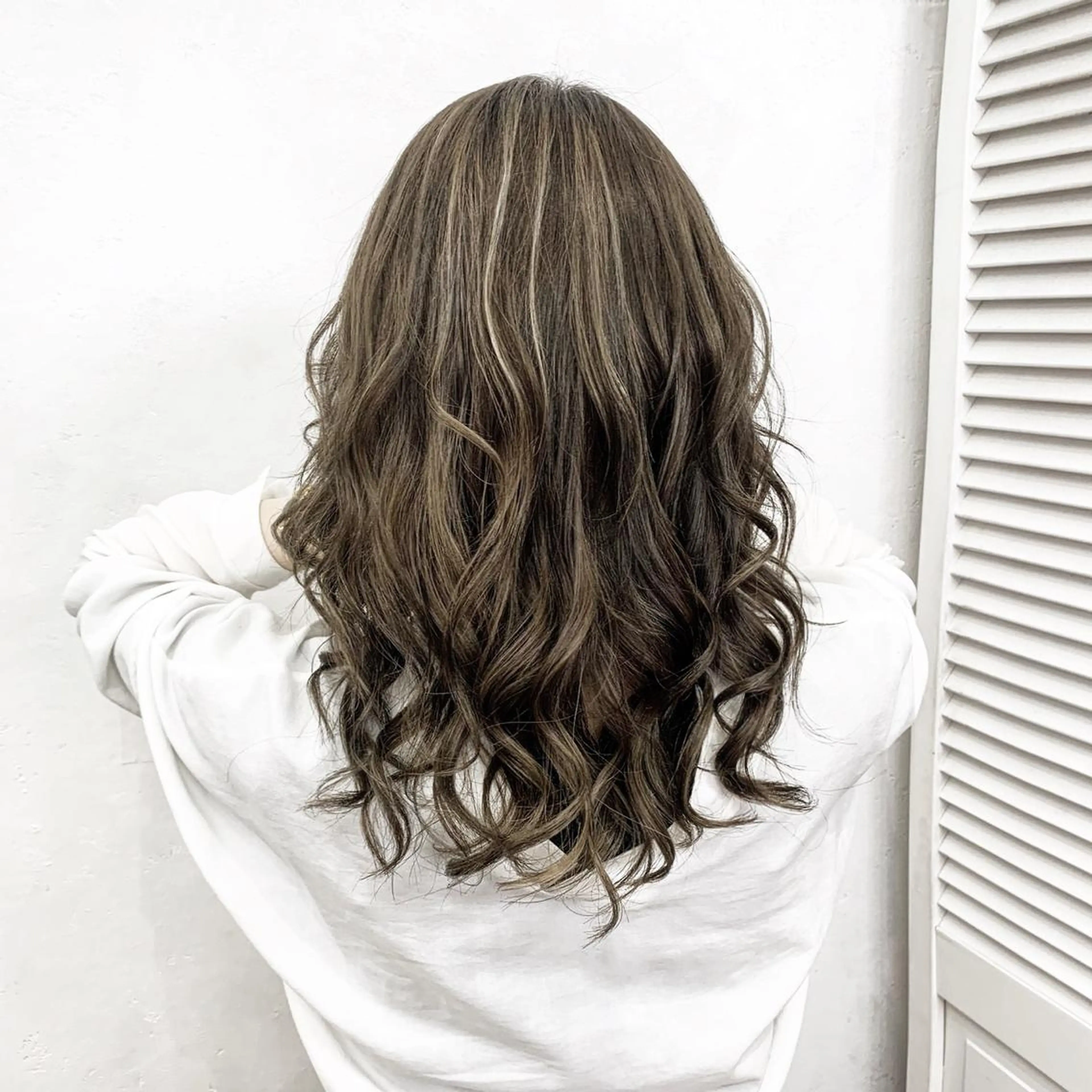 ロング カラー グレージュ ハイライトカラー ハイライト ヘアカラー TATSUYA アートディレクターのヘアスタイル