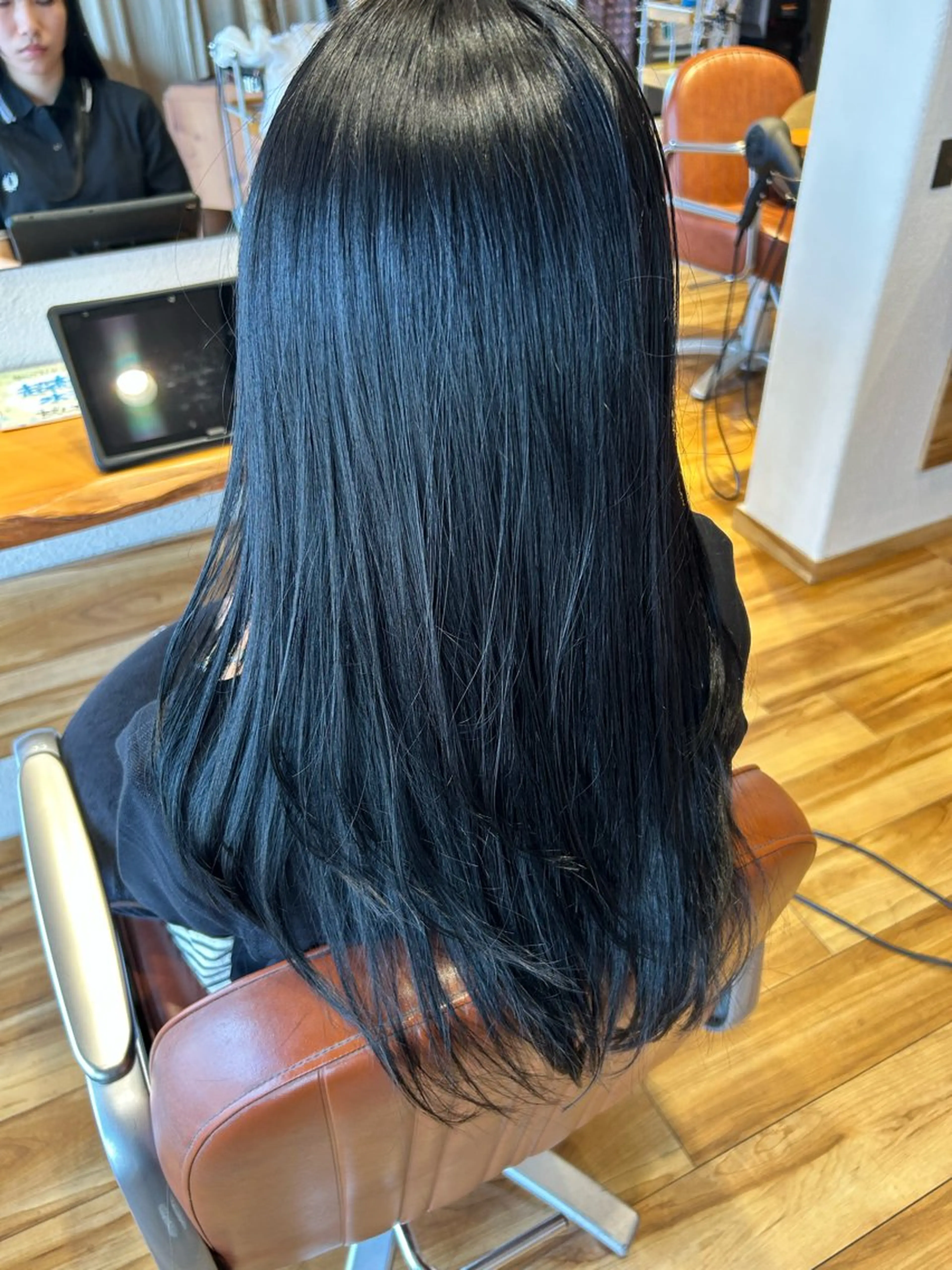 ロング カラー 黒髪 ブルーカラー ブルーブラック レイヤーカット カット ヘアカラー hair salon komorebi所属・komorebi manamiのヘアスタイル