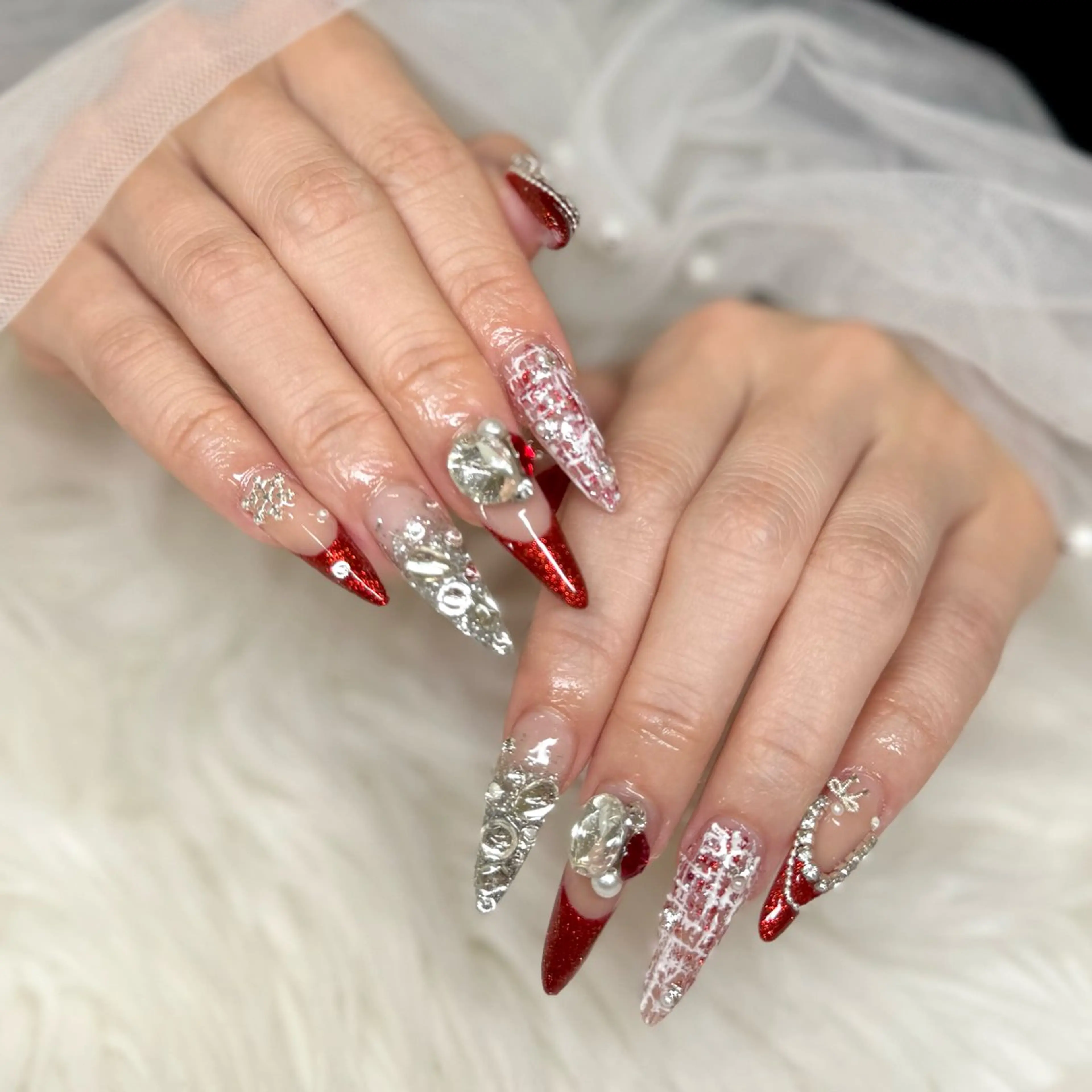 ネイル ラメ(グリッター) ロングネイル 持ち込み 赤色 シルバー ハンドネイル Nail salon LUCAS,K 《ネイルサロンルーカス》千葉中央 スカルプ所属・LUCAS 千葉 AOI💅🏾💕のネイルデザイン