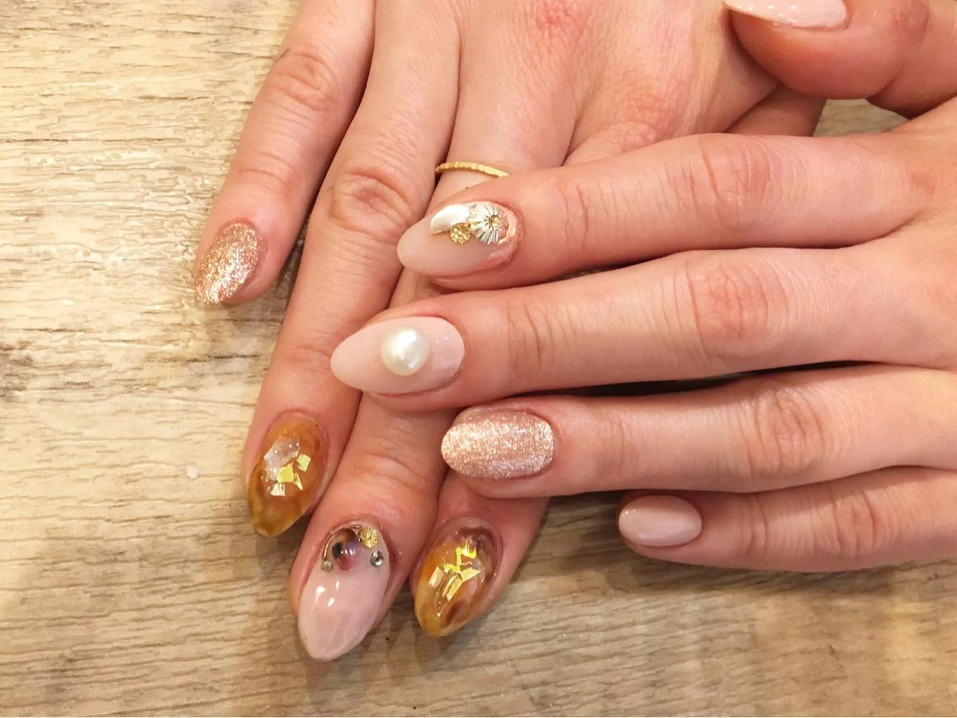 ネイル ゴールド ピンク Nailsalon Charis.yuのネイルデザイン