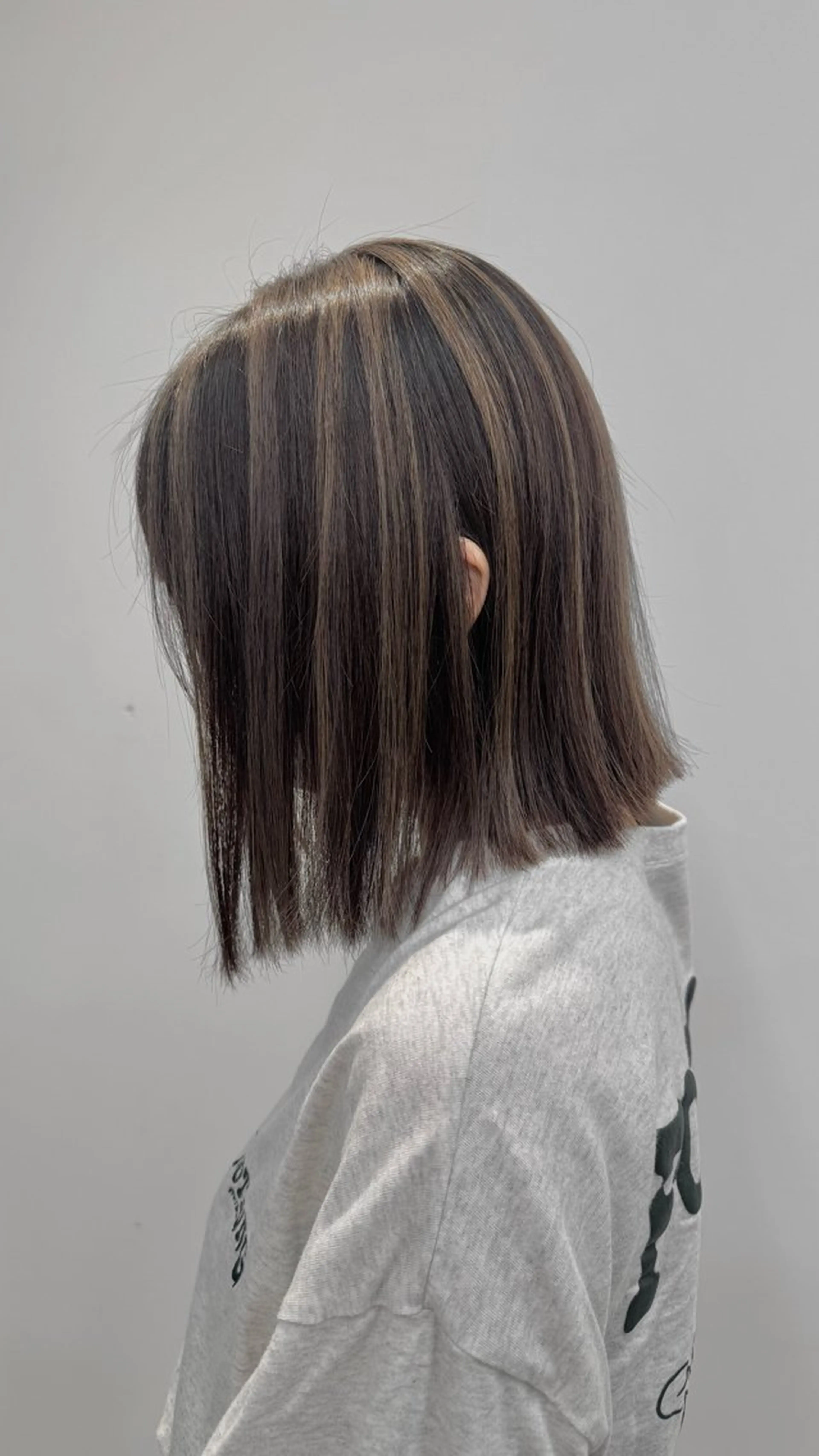 ミディアム カラー 切りっぱなしボブ ミディアムパーマ バレイヤージュ ベージュカラー ブリーチ ヘアカラー honoハイトーン Lote.一宮のヘアスタイル