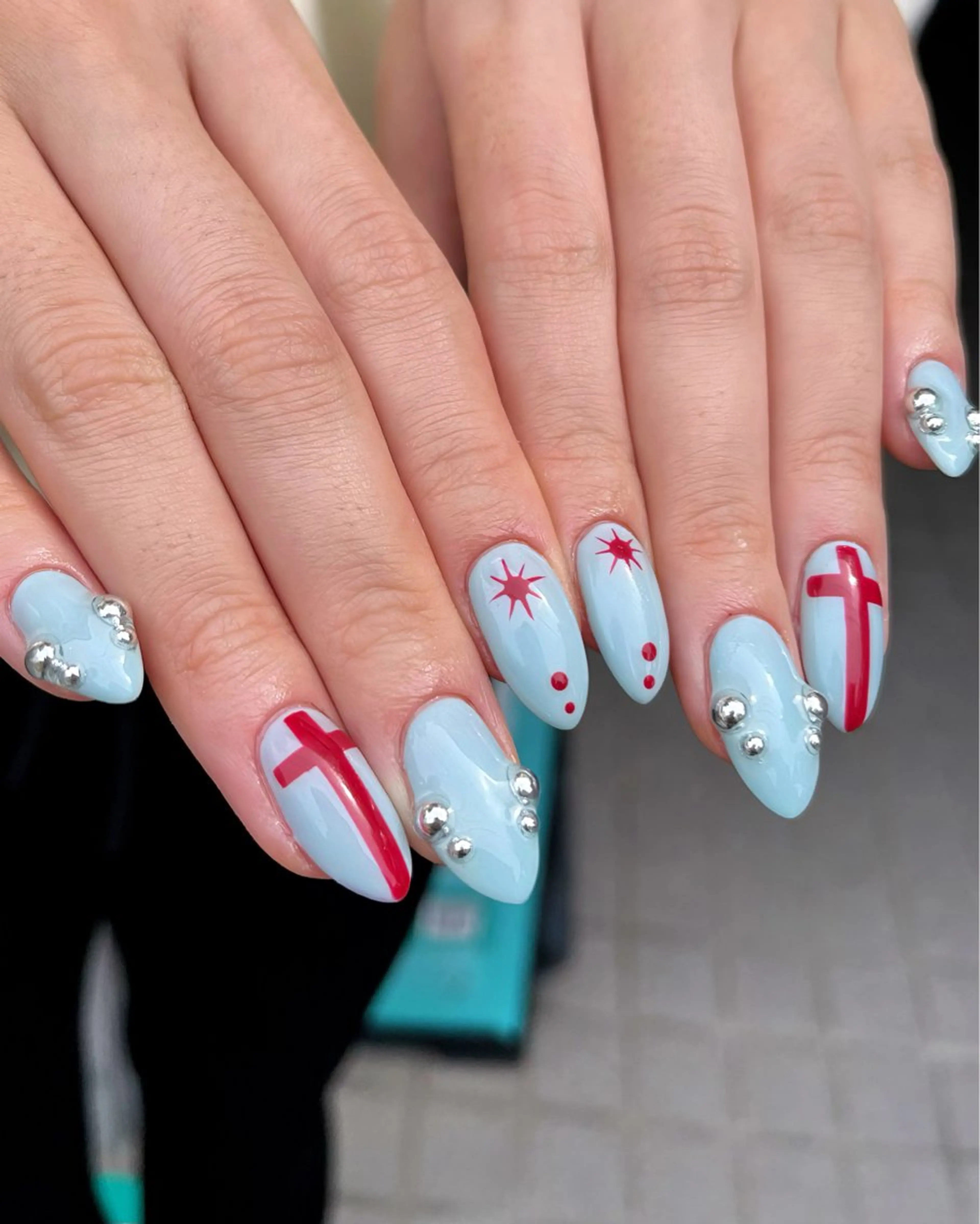 ネイル チークネイル フレンチネイル 水色 赤色 夏ネイル ハンドネイル 🫧OPELIA NAIL渋谷🫧のネイルデザイン