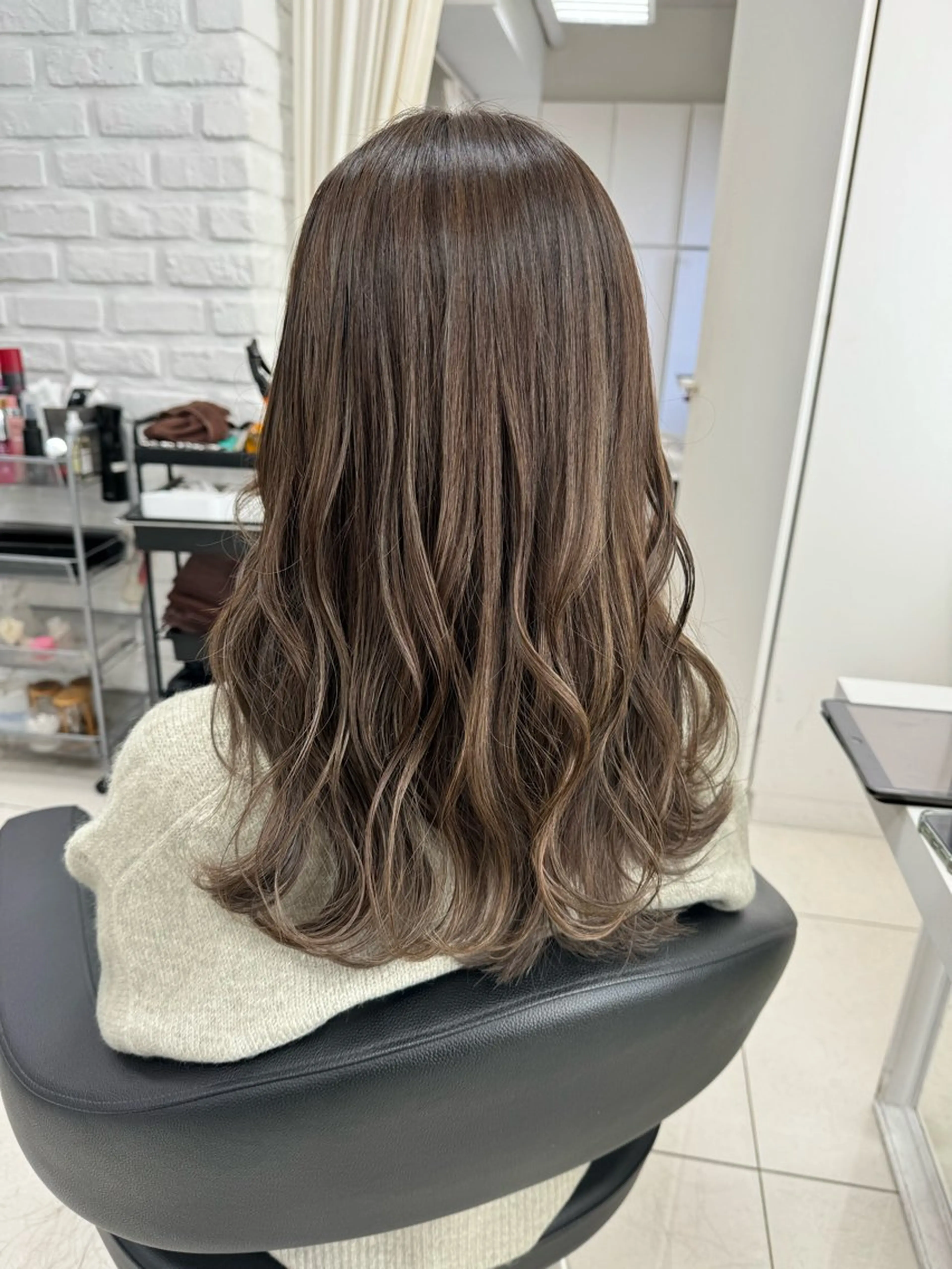 ロング カラー ブリーチ ケアブリーチ グレージュ ハイライトカラー イルミナカラー カット ヘアカラー トリートメント 【デザインカラー】 粥川佳日望のヘアスタイル