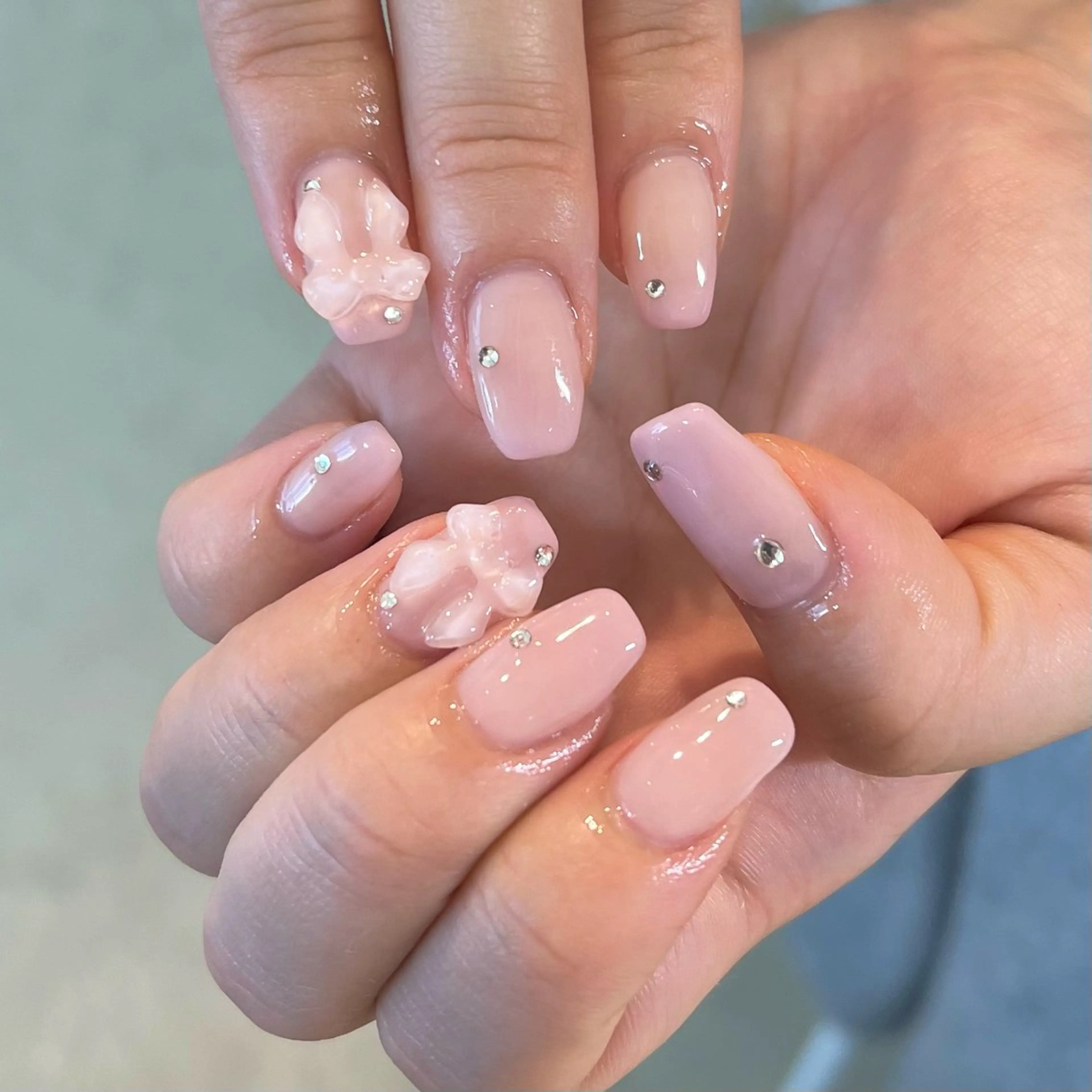 ネイル リボン ハンドネイル sio.nail&eyebrow salon shimokitazawa2号店所属・nailist mana𖤐´-のネイルデザイン