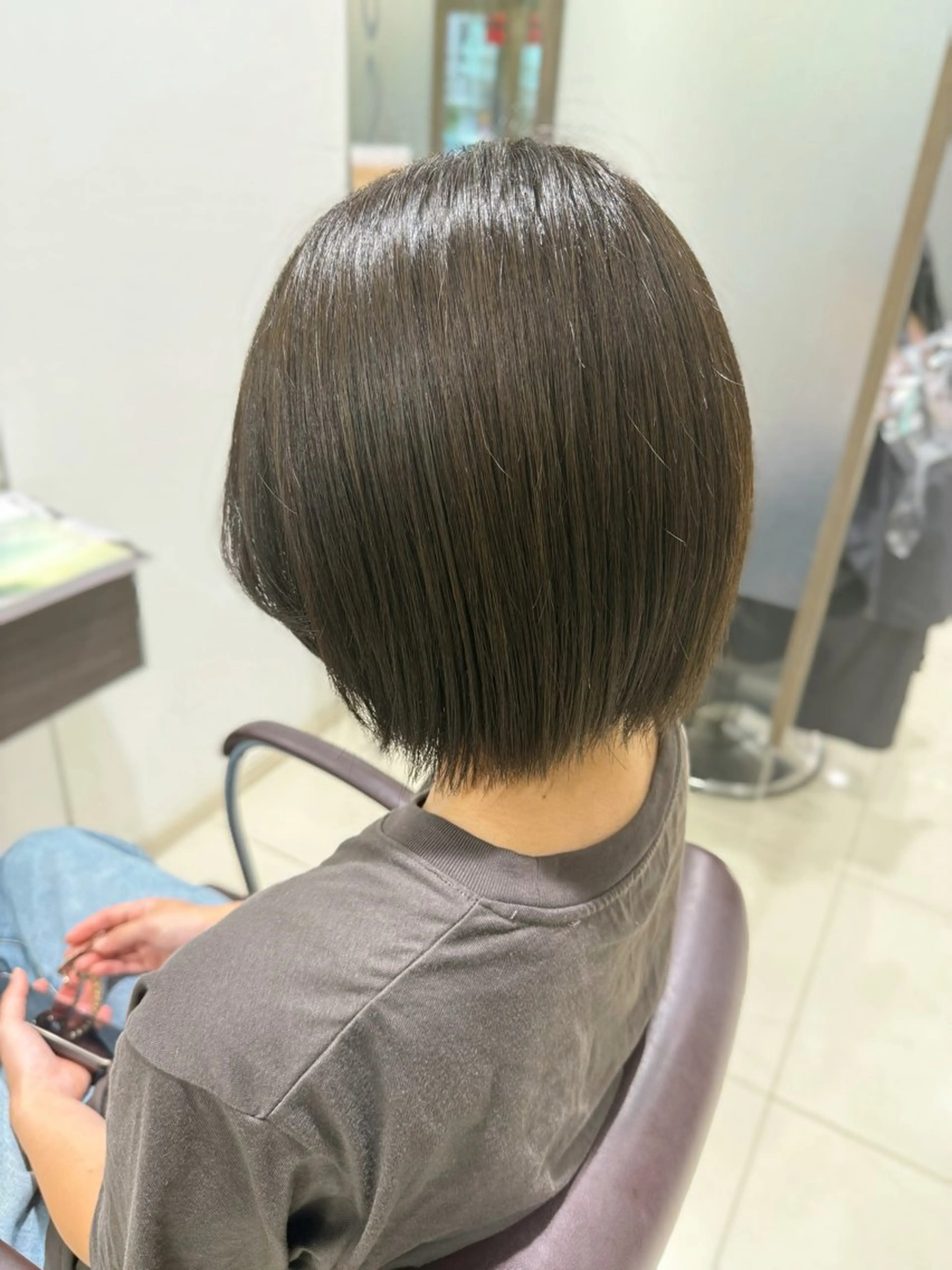 ショート カラー グレージュ オリーブグレージュ オリーブグレー カット ヘアカラー ハイトーン/艶カラー /透明感カラー/みなのヘアスタイル