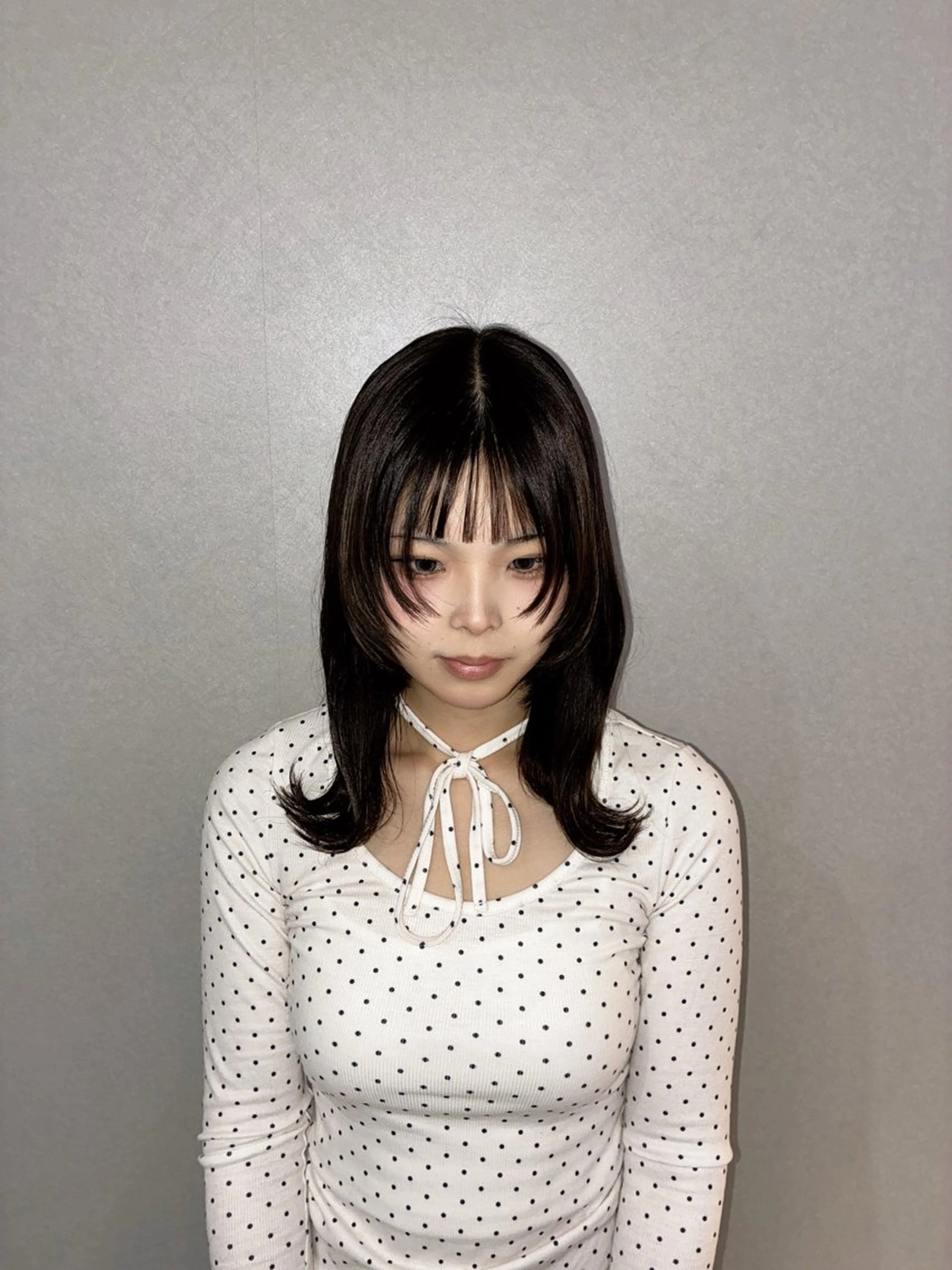 ミディアム 顔まわりレイヤー レイヤーカット オン眉 ハナダ メイのヘアスタイル