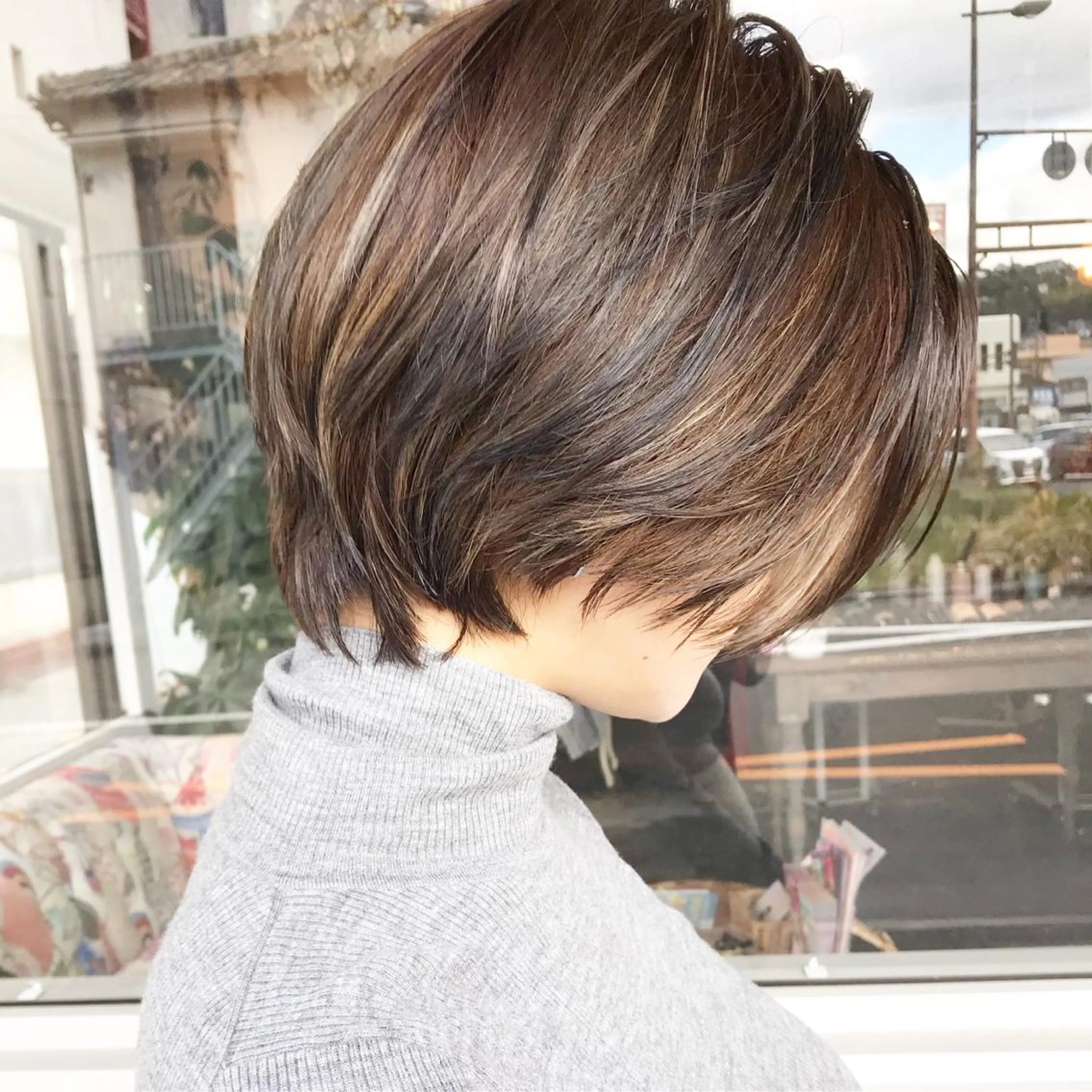 ショート カラー ヘアアレンジ お団子ヘア 切りっぱなしボブ バレイヤージュ ブリーチ グラデーションカラー Mariana/ 鶴原-ハイライトのヘアスタイル