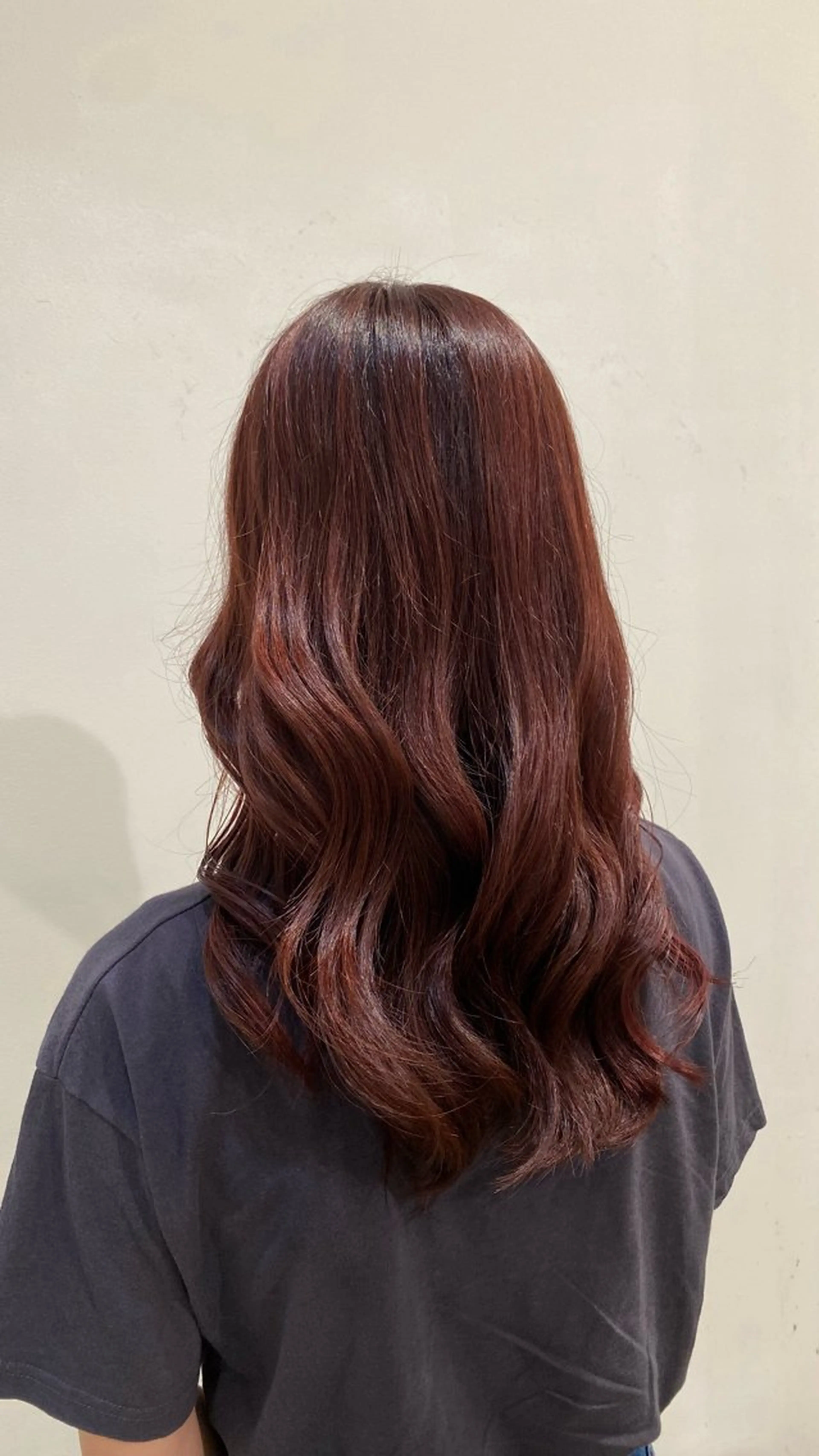 ロング カラー 磯谷 朋のヘアスタイル
