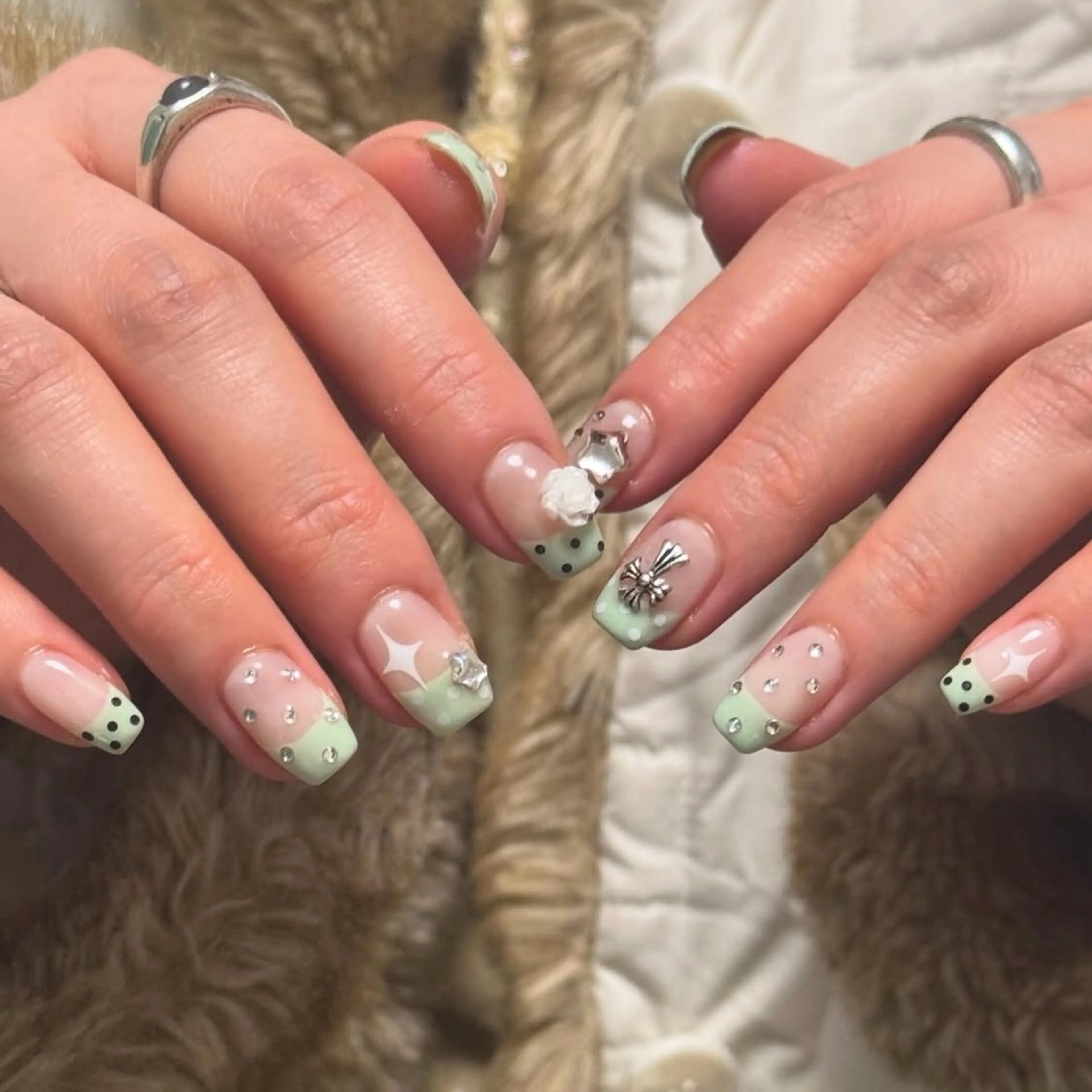 ネイル グリーン 氷ネイル・うるうるネイル キラキラネイル 韓国ネイル ニュアンスネイル ハンドネイル 🍒nail Hi-Ko🍒のネイルデザイン