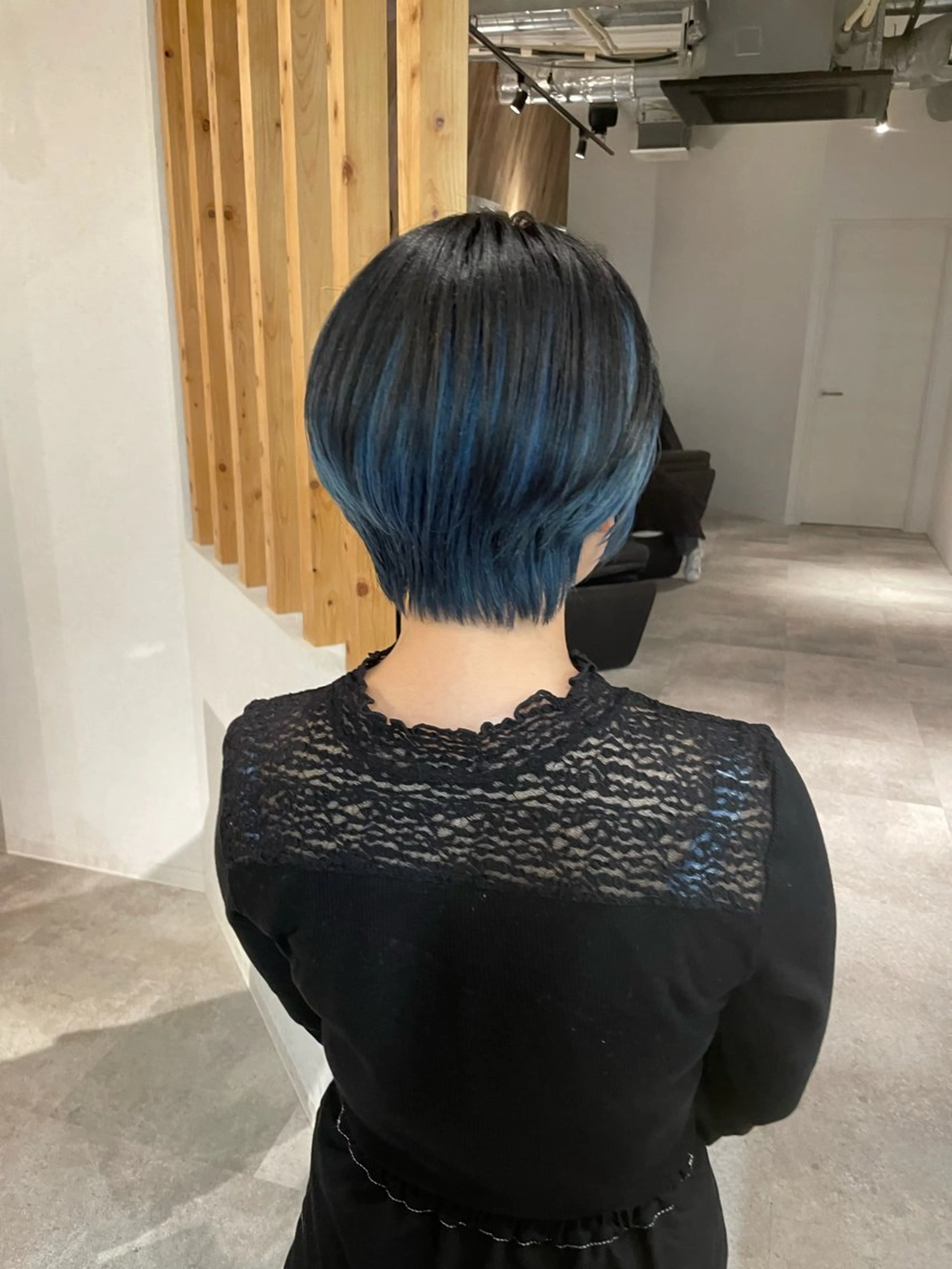 ショート カラー ブリーチ ブルーカラー ショートヘア カット A/LEE所属・久保田 千尋のヘアスタイル