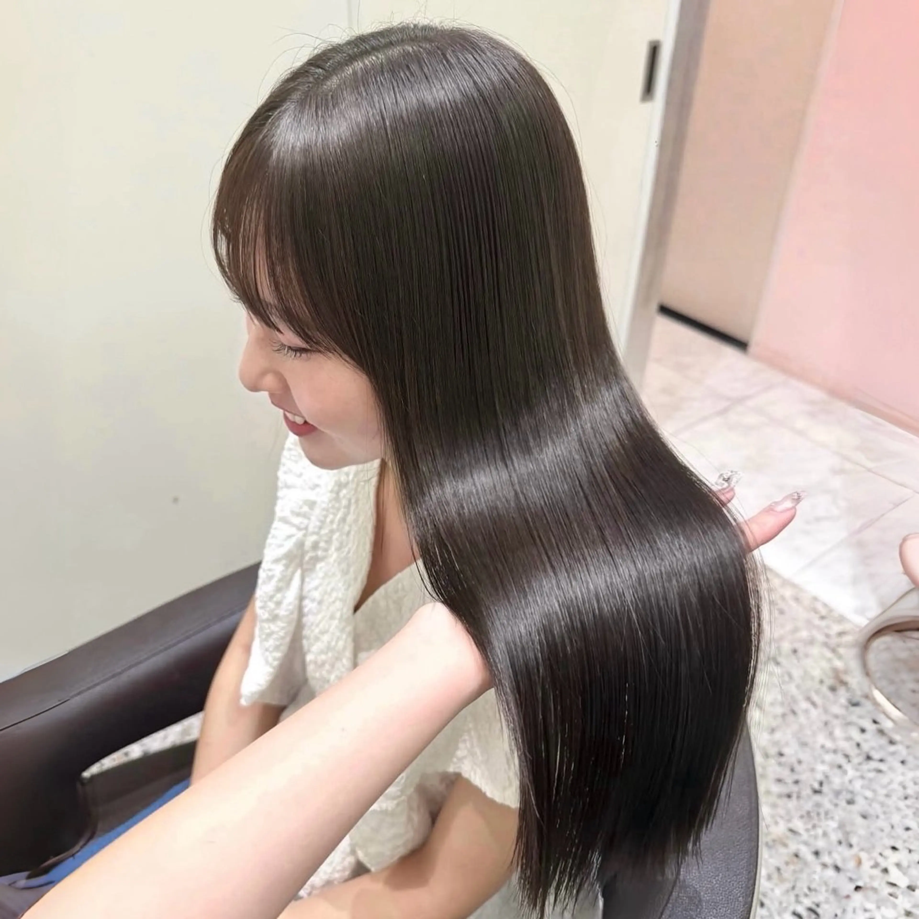 ロング カラー アッシュ アッシュグレー ブリーチ ケアカラー カット ヘアカラー トリートメント モテ韓国ヘア/ レイヤー🤍RIKAのヘアスタイル