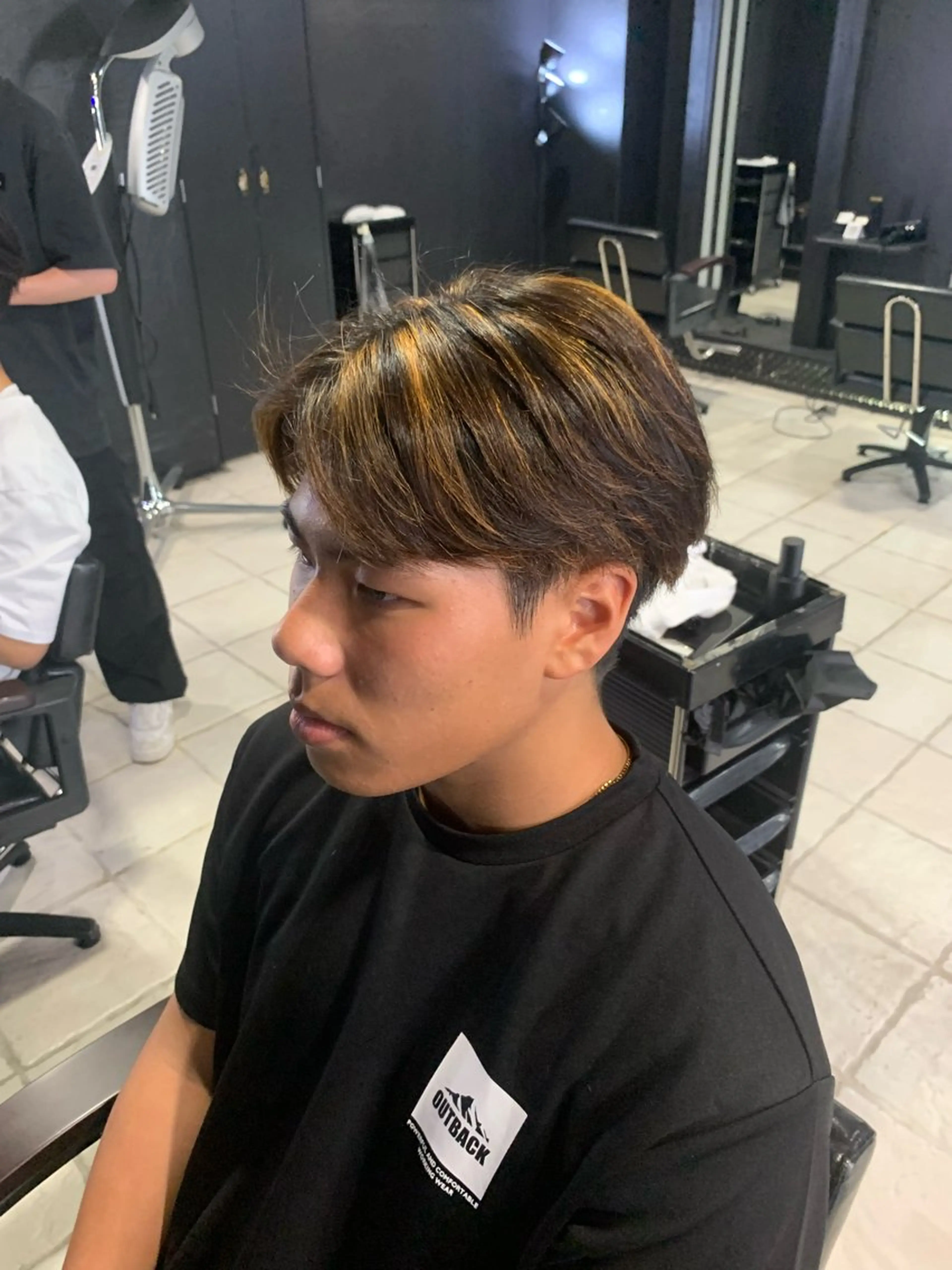 カラー ヘアアレンジ メンズ メンズハイライト ハイライトカラー 縮毛矯正 カット ヘアカラー トリートメント ヘアセット メンズ専門 美容師✨ アメ村 堀江颯瑛のヘアスタイル