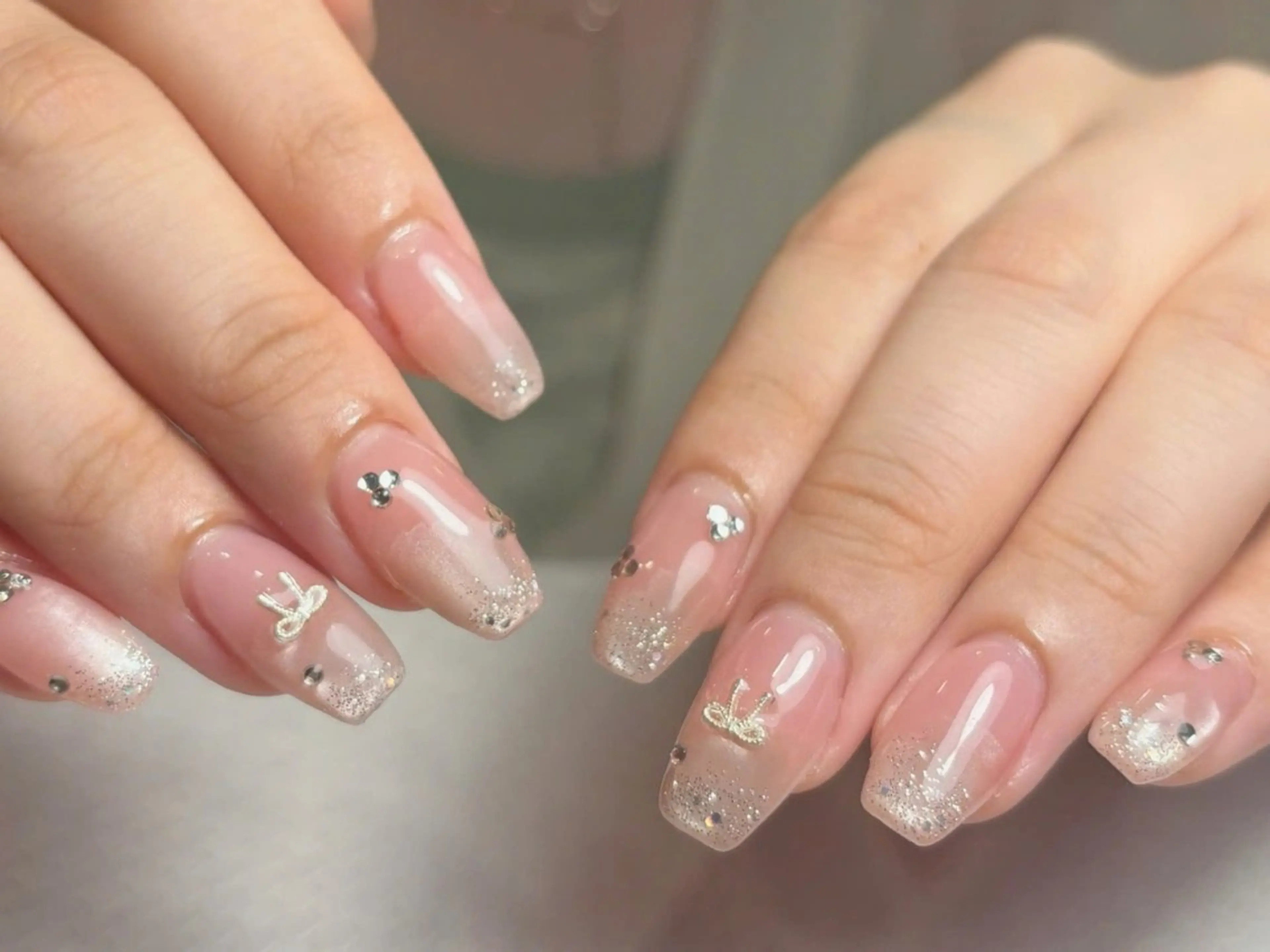 ネイル グラデーション 韓国ネイル ラメ(グリッター) オフィスネイル リボン ハンドネイル LYYM Nail Salonのネイルデザイン