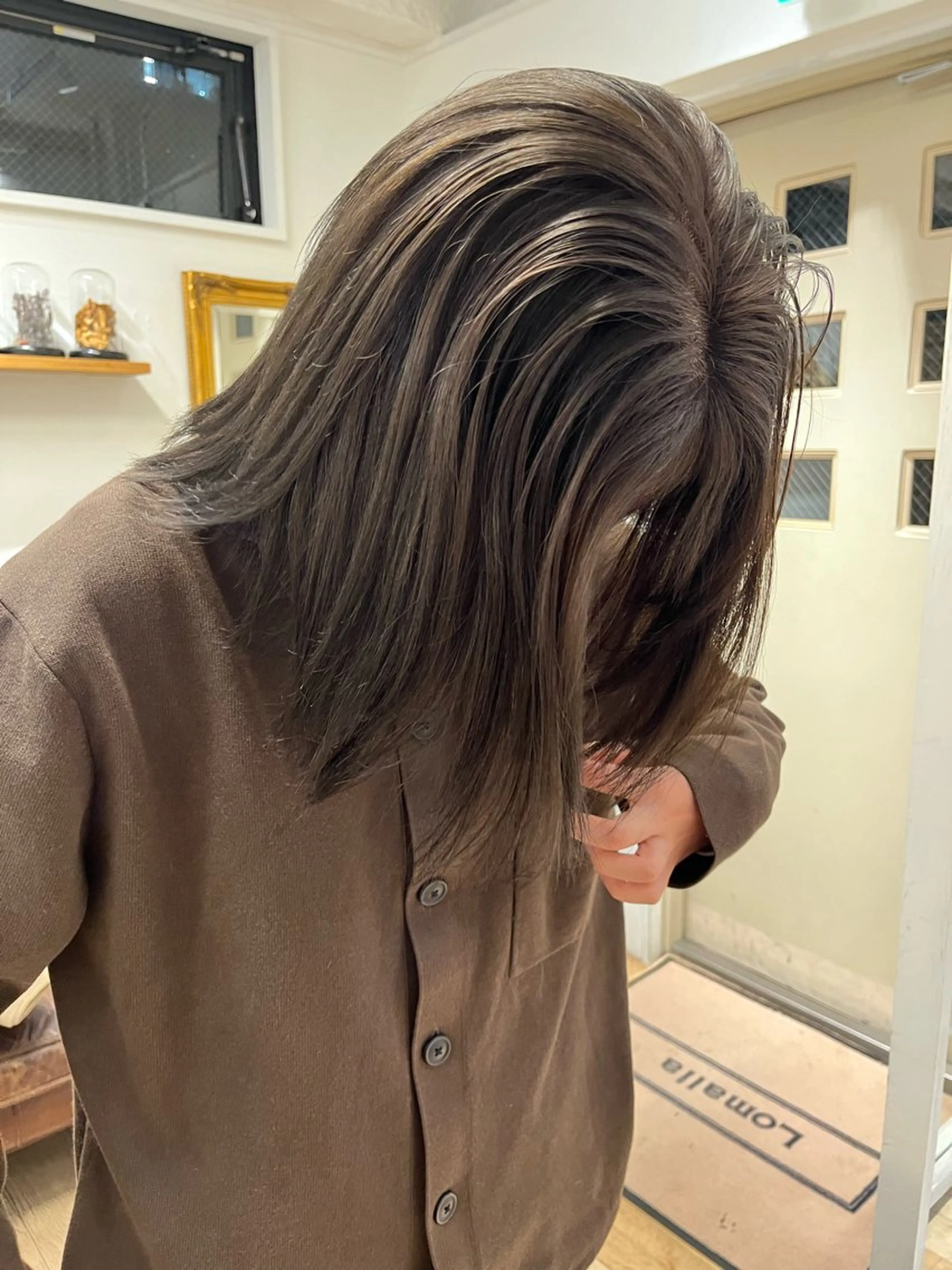 セミロング カラー ベージュカラー ブリーチ 透明感カラー ヘアカラー トリートメント スッと馴染むhair /ヨシダトモキのヘアスタイル