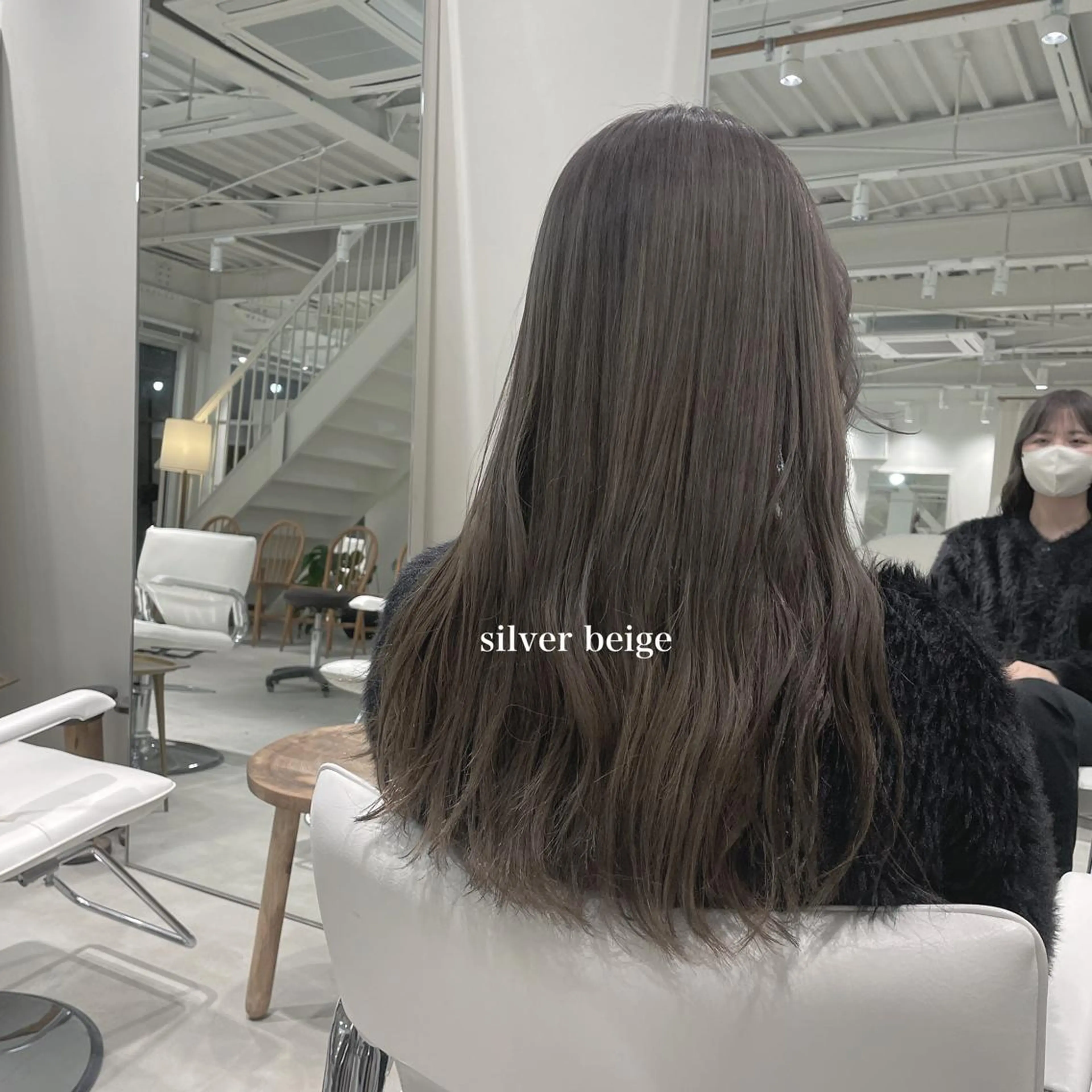 ロング カラー ブリーチ 透明感カラー グレージュ 峯崎 葵のヘアスタイル