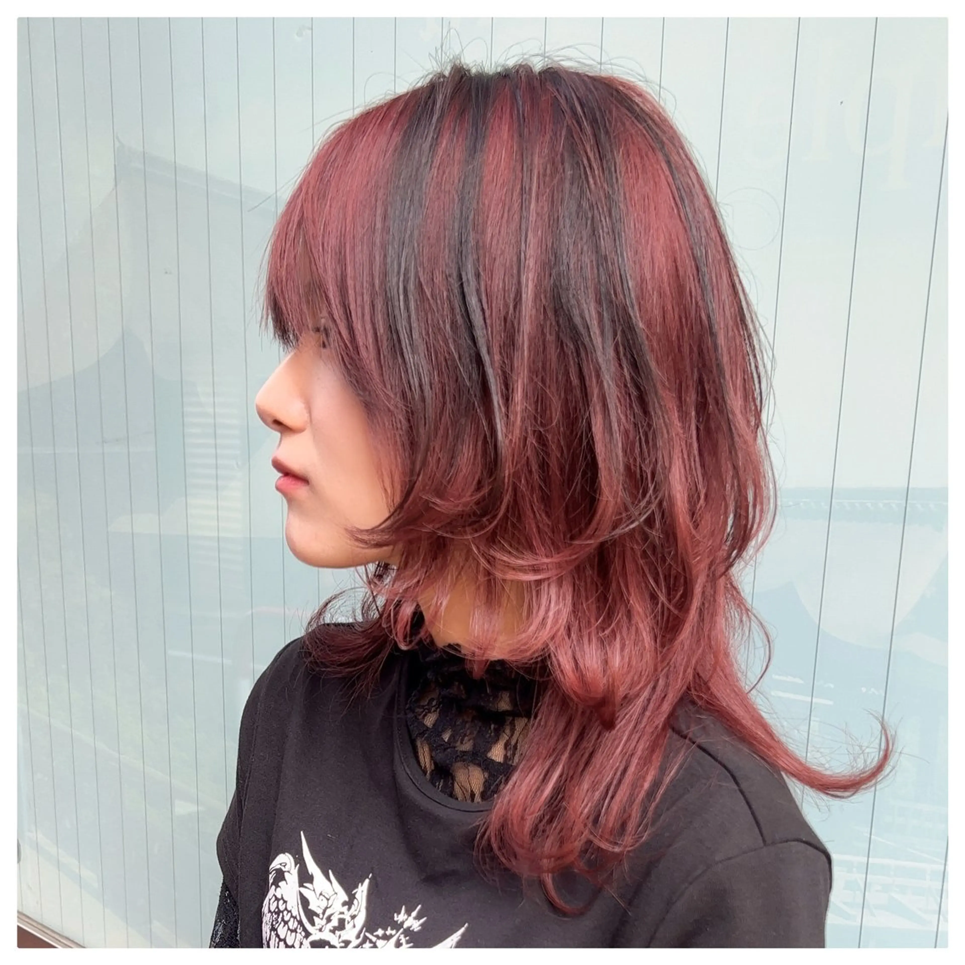 ミディアム カラー レッドカラー ウルフカット カット ヘアカラー トリートメント ショート・ハイトーン ズーキーのヘアスタイル