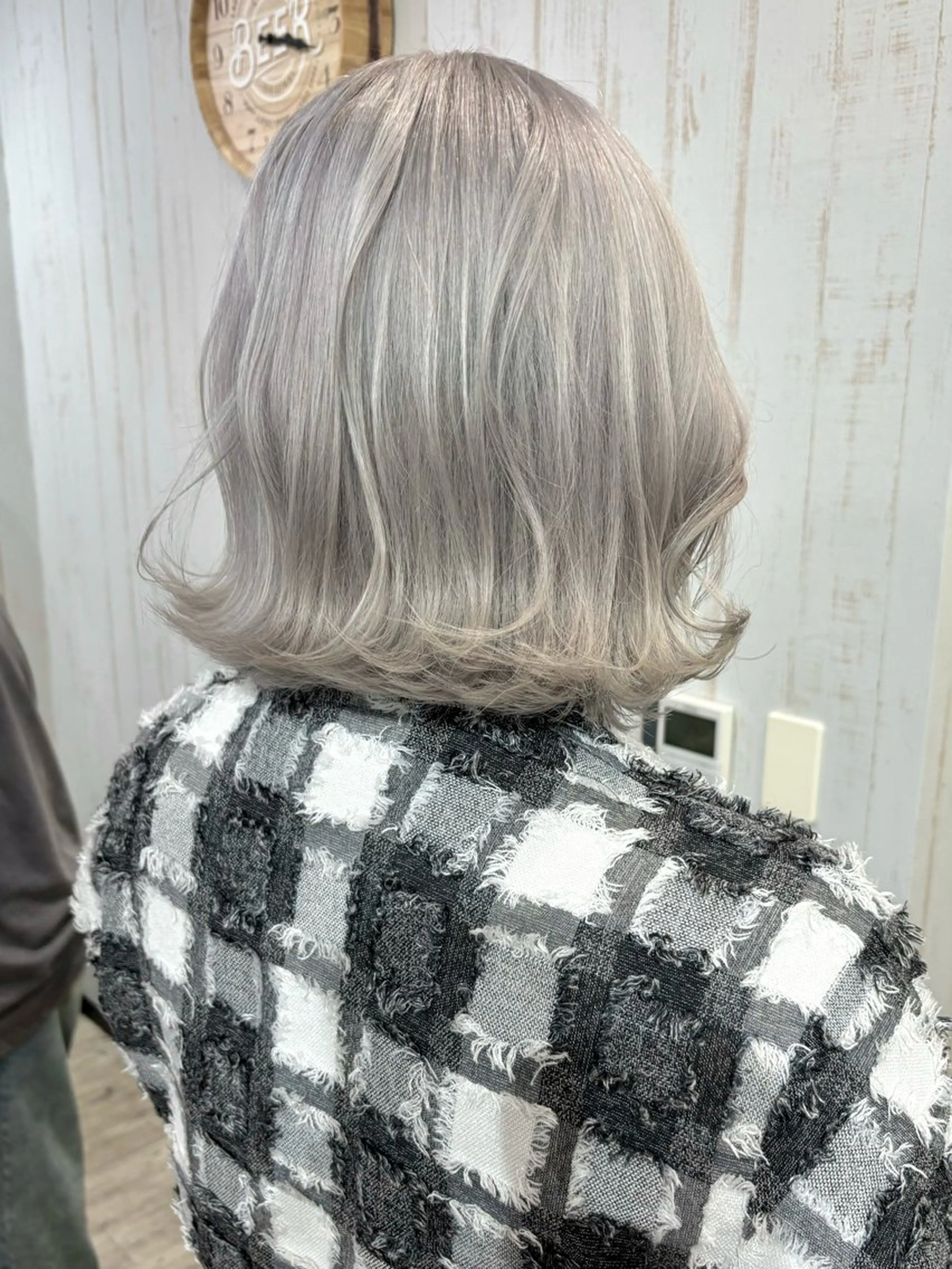 ミディアム カラー ブリーチ シルバー ホワイトシルバー 渋谷デザインカラー 🎀ハイトーンのヘアスタイル