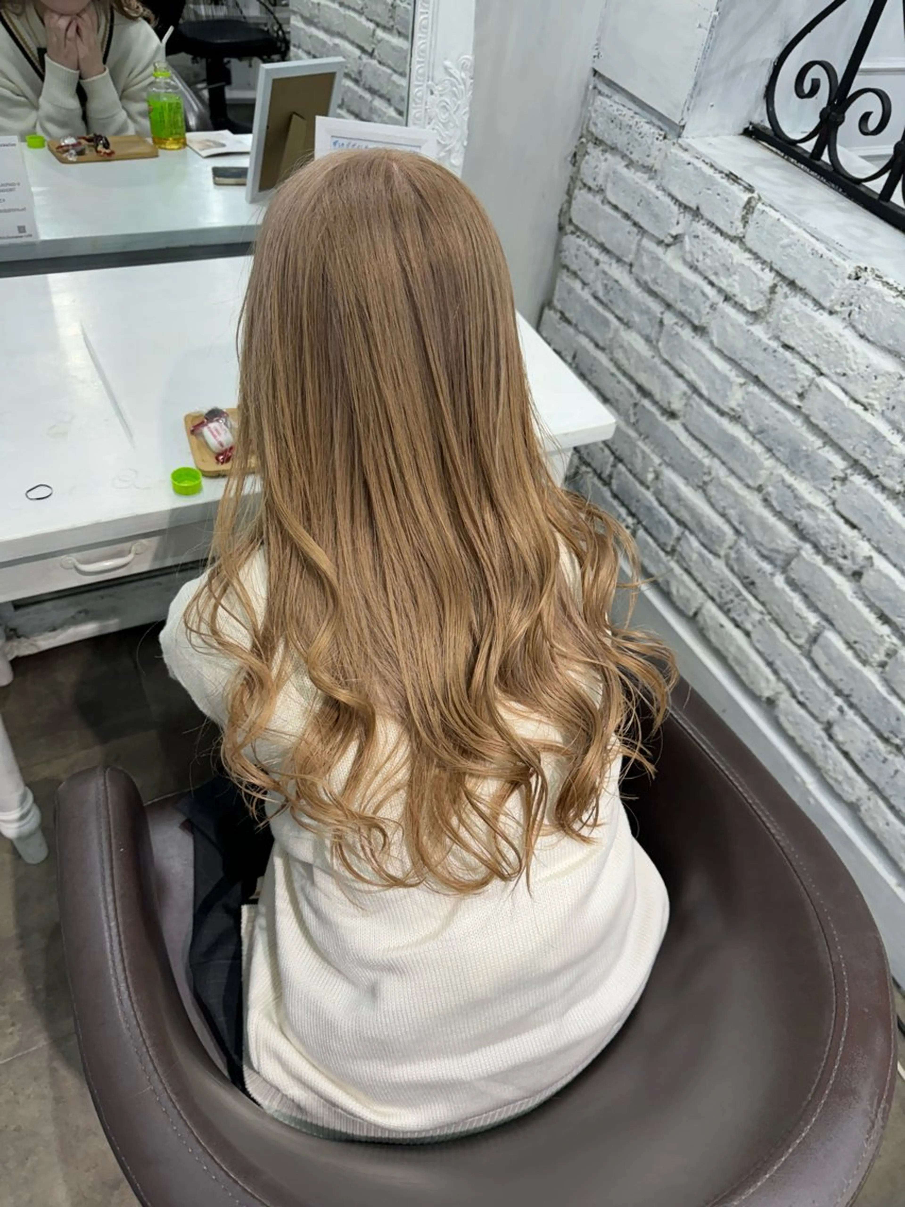 ロング カラー バレイヤージュ ミストバング ベージュカラー ブリーチ 抜きっぱなしブロンド カット ヘアカラー トリートメント SALOWIN札幌大通り所属・札幌ハイトーン/ ブリーチカラー/ドイのヘアスタイル